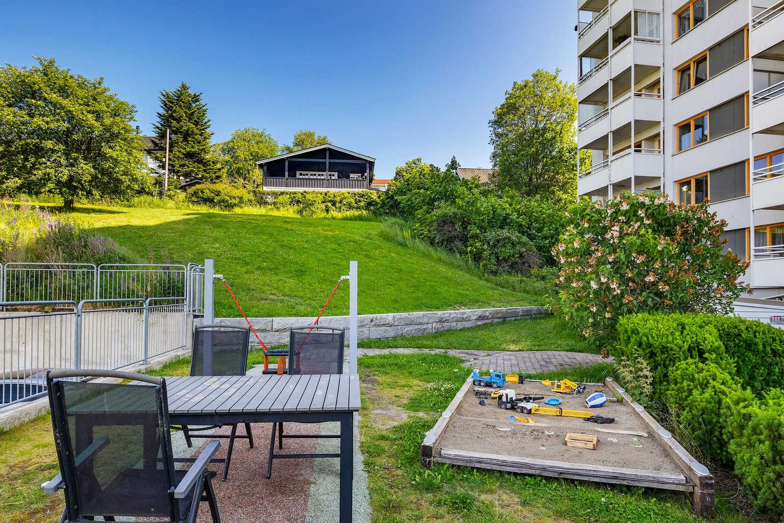 Lekeplass for de små på sameiets tomt. Galleribilde