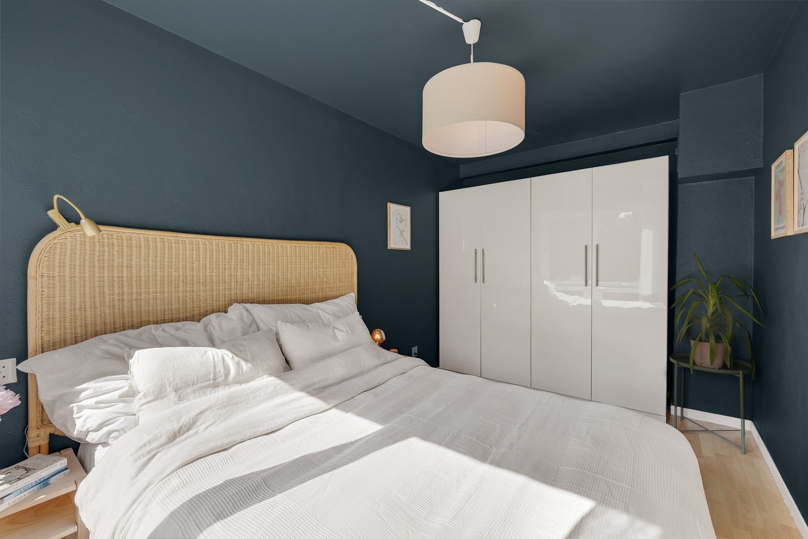 På soverommet er det god plass til oppbevaring. Galleribilde