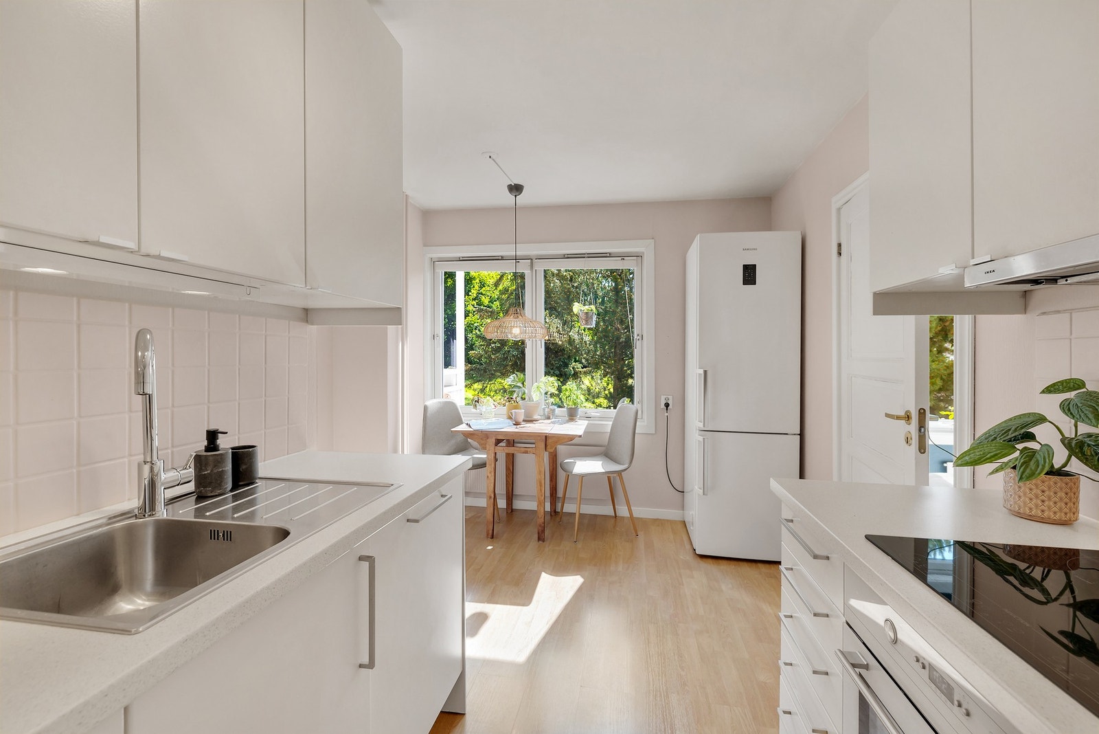 Det er godt med arbeidsplass og skapplass. Galleribilde