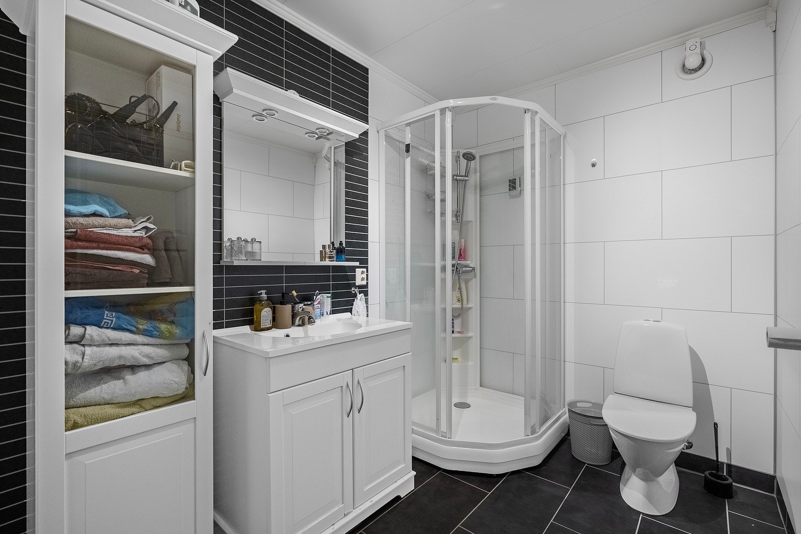 Badet i leiligheten er av god størrelse. Galleribilde