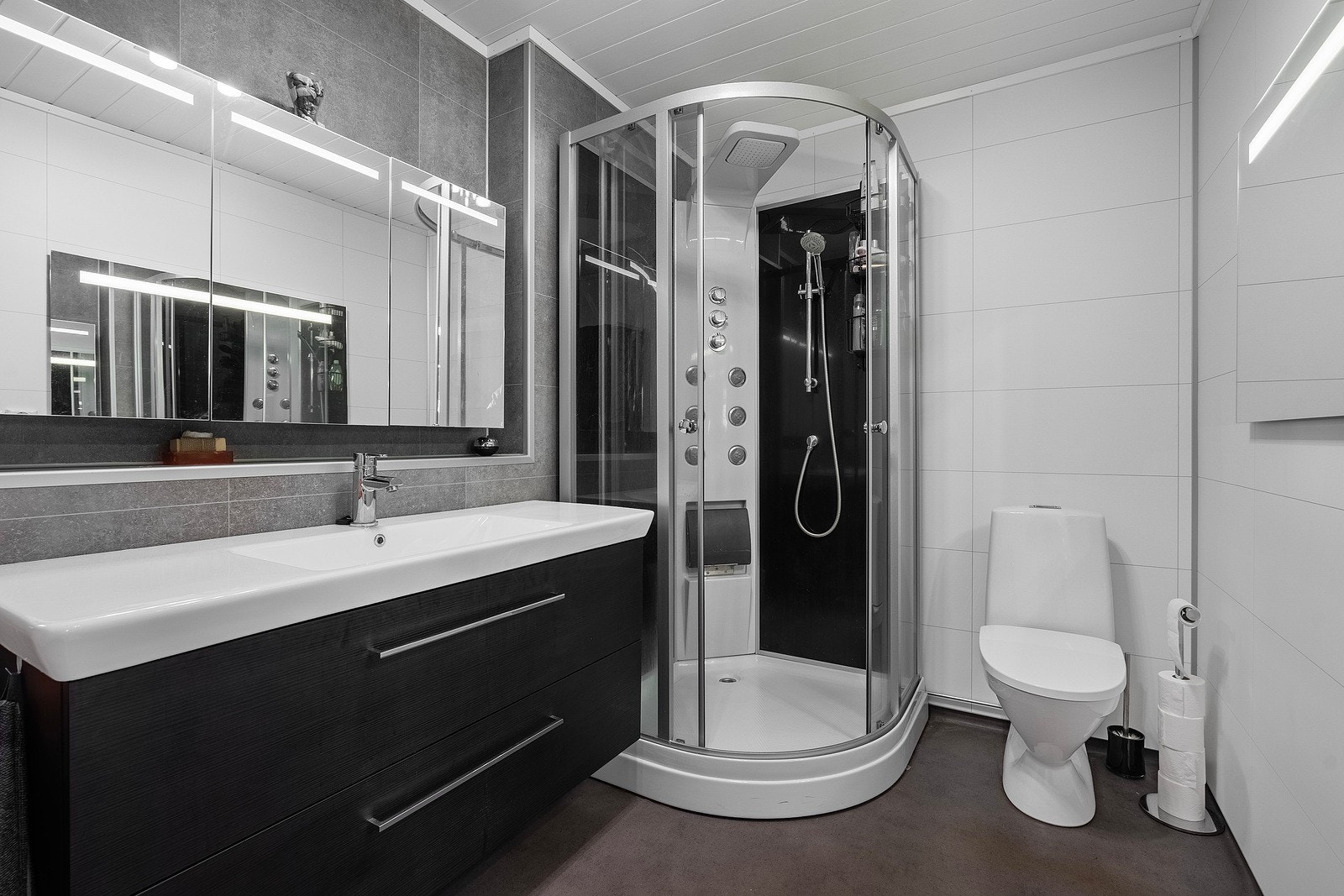 Hovedboligens andre bad ligger i denne etasjen og innehar alle funksjoner man måtte trenge. Her også i tidsriktige farger. Galleribilde