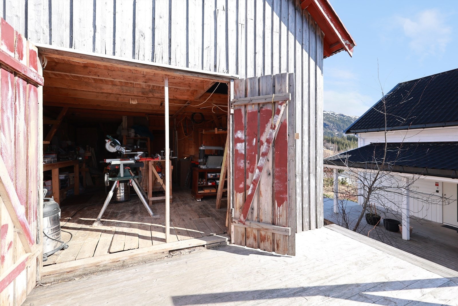 Sjarmerende uthus som eier i dag bruker som snekkerbod. Galleribilde