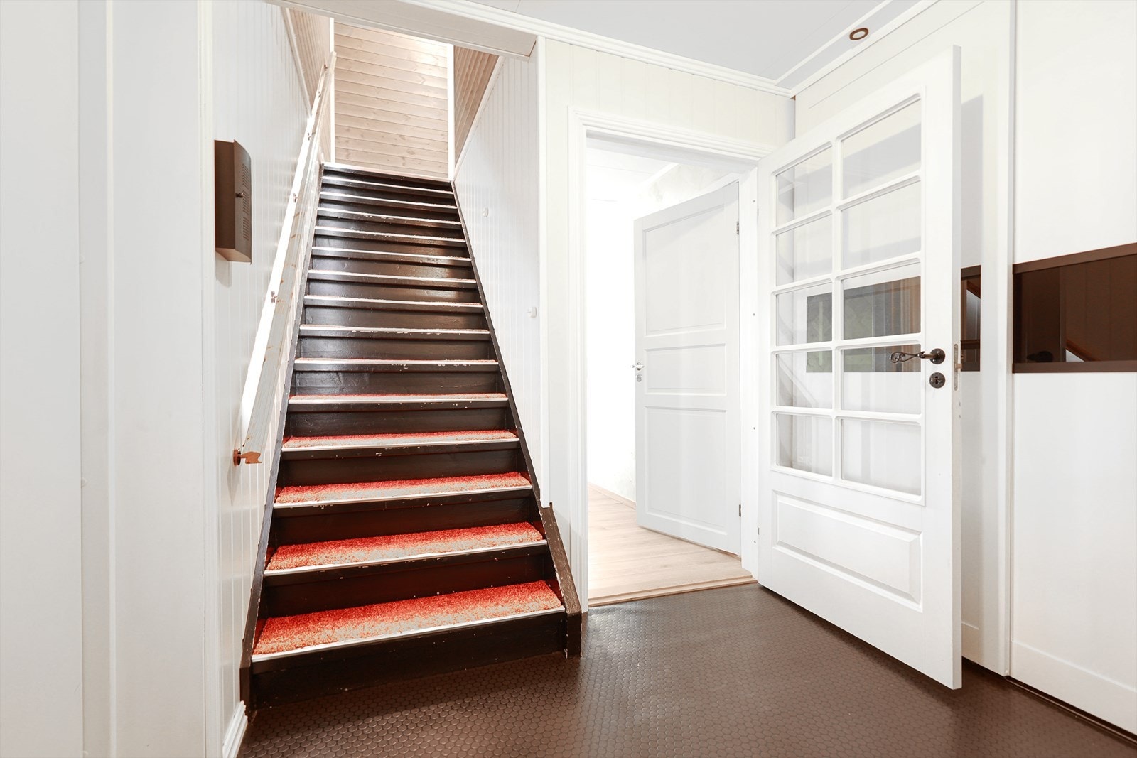 Entréen forbinder hovedboligens 1.- og 2. etasje. Galleribilde