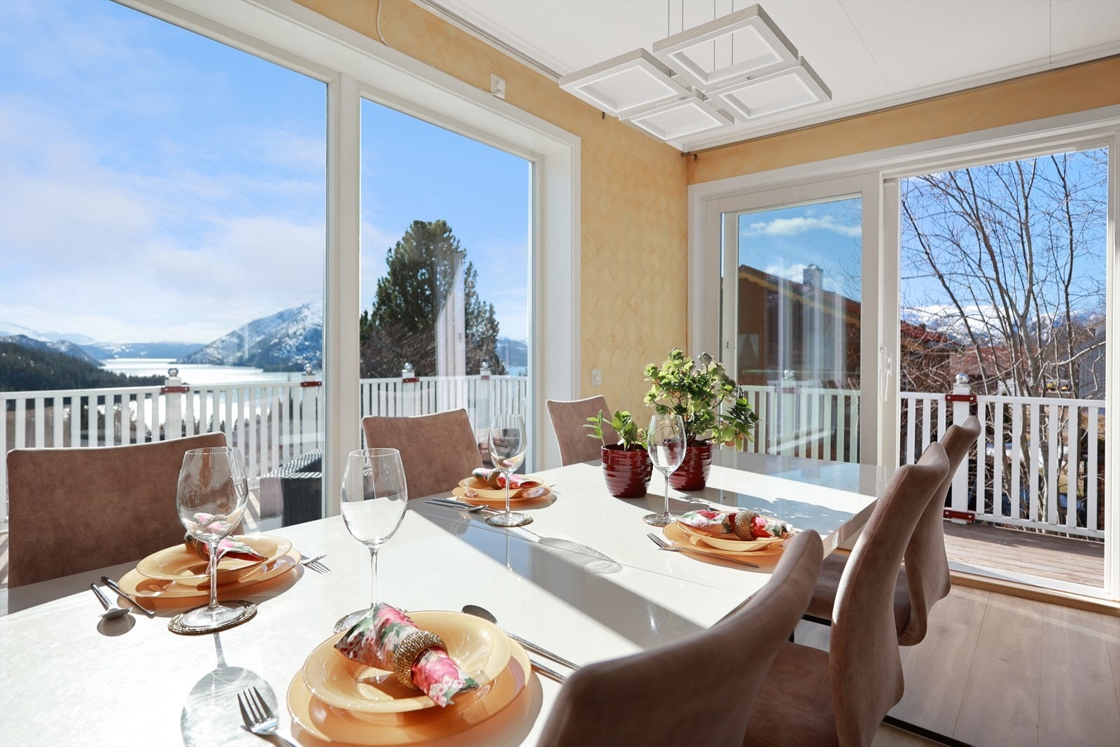 Aktiv Eiendomsmegling har gleden av å presentere Sørlandsveien 114 - En stor, lekker og påbygd bolig med meget gode leieinntekter! Galleribilde