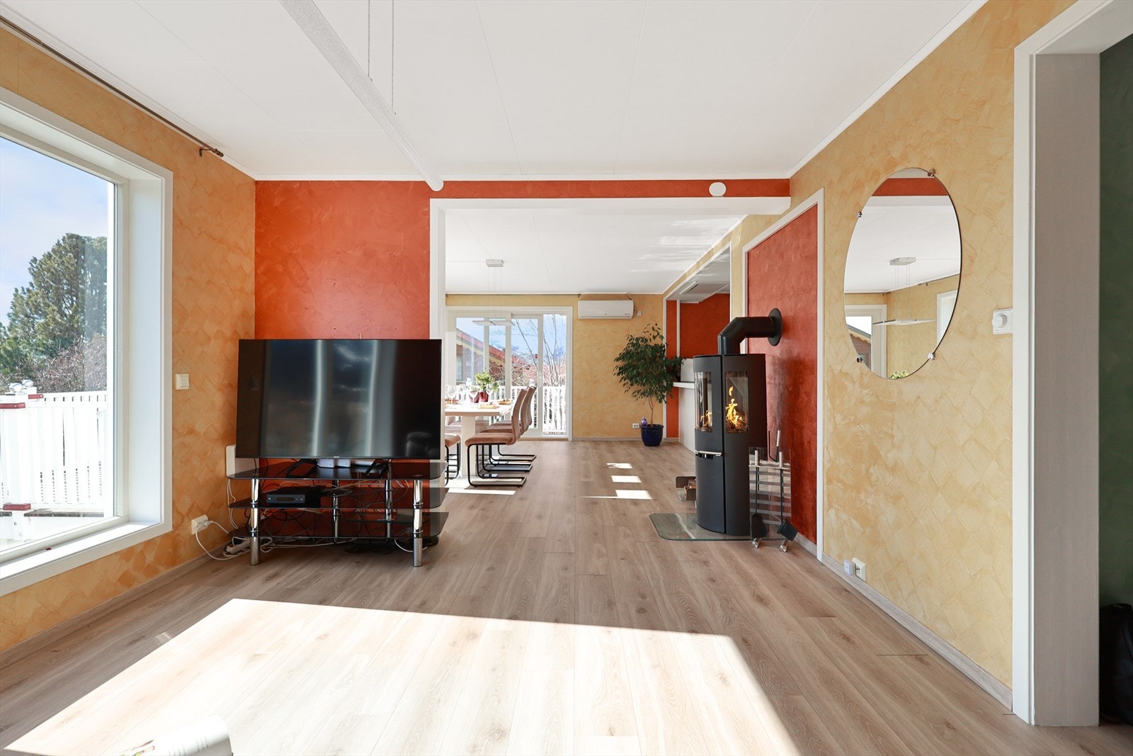 Videre inn fra gangen kommer du til en romslig stue hvor det ble satt inn ny peisovn i 2023. Galleribilde