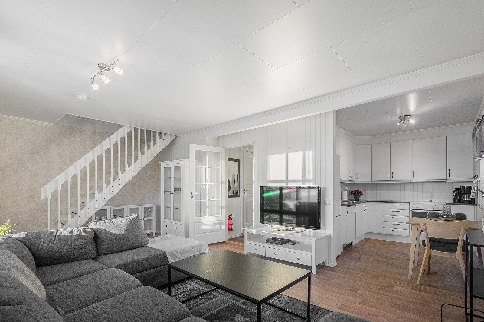 Leiligheten strekker seg over to etasjer og inneholder entré, bad, stue, kjøkken, gang (2.etg), walk-in (2.etg) og to soverom (2.etg). Galleribilde