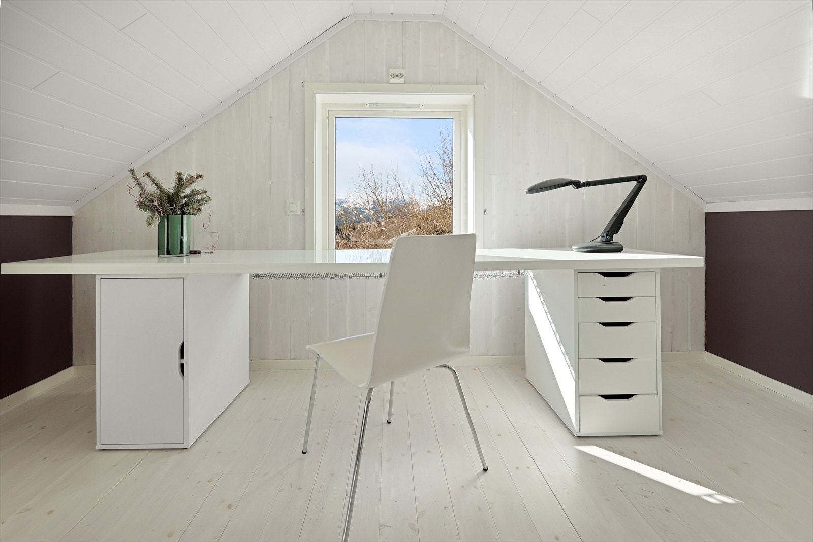 Selger har valgt å ha kontorplass på loftstuen. Galleribilde