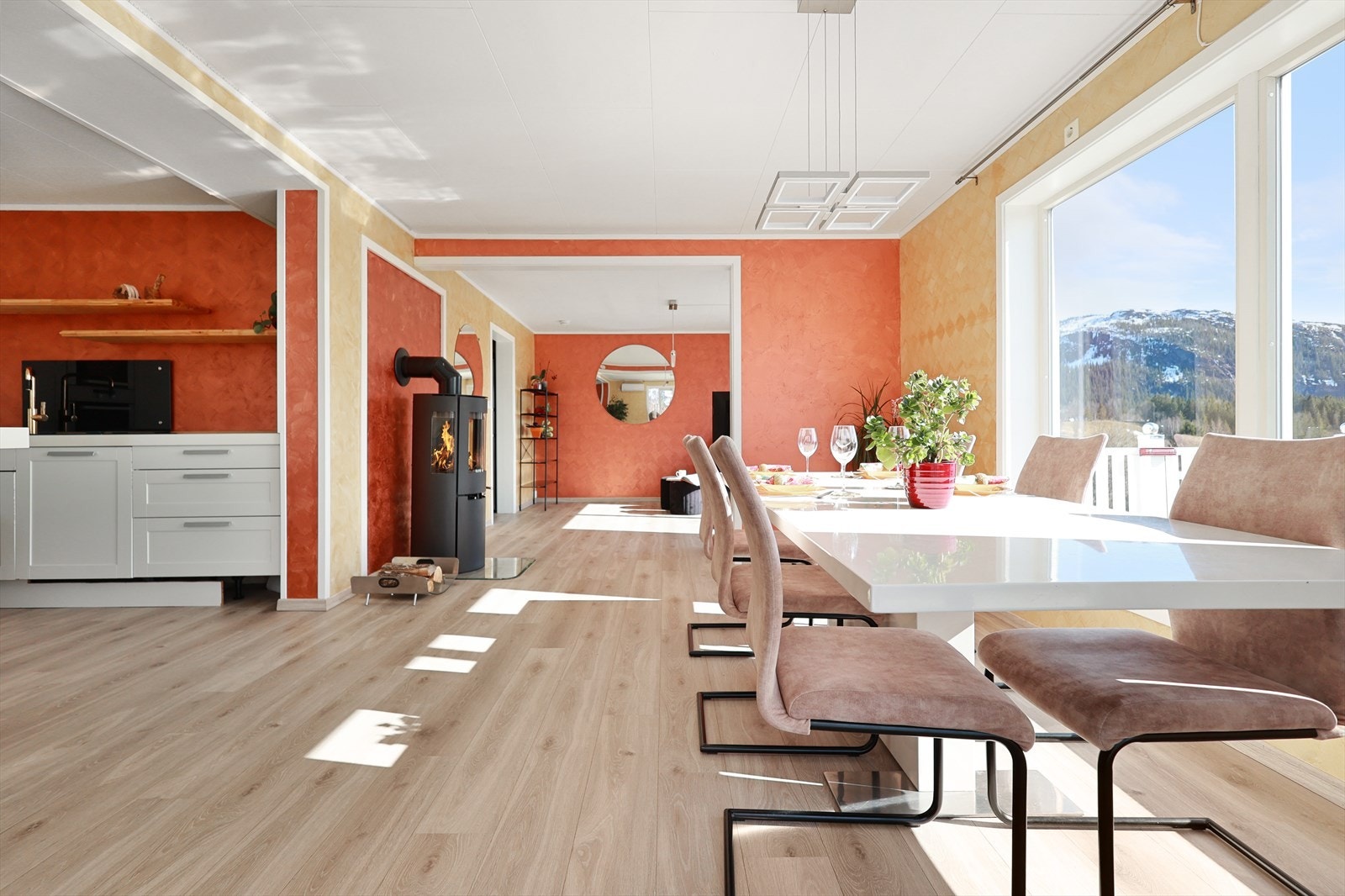 Fra stuen forflytter vi oss videre inn i spisestuen og kjøkkenet. Galleribilde