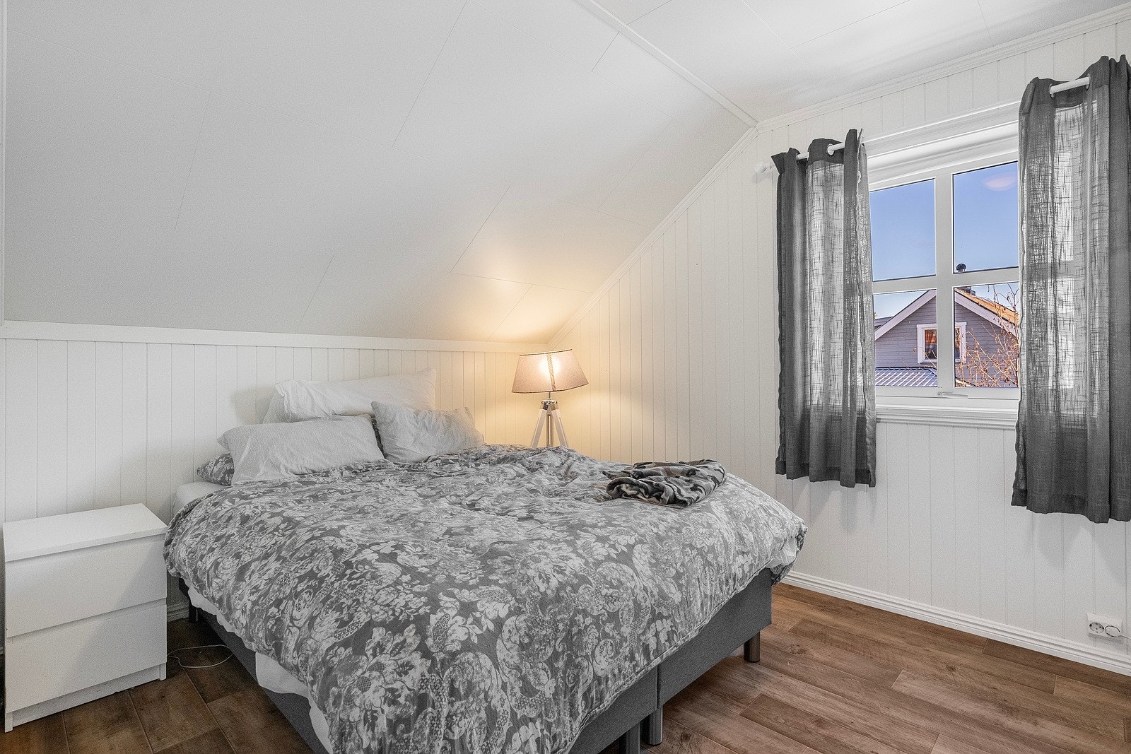 Dette soverommet blir brukt som hovedsoverom i leiligheten. Galleribilde