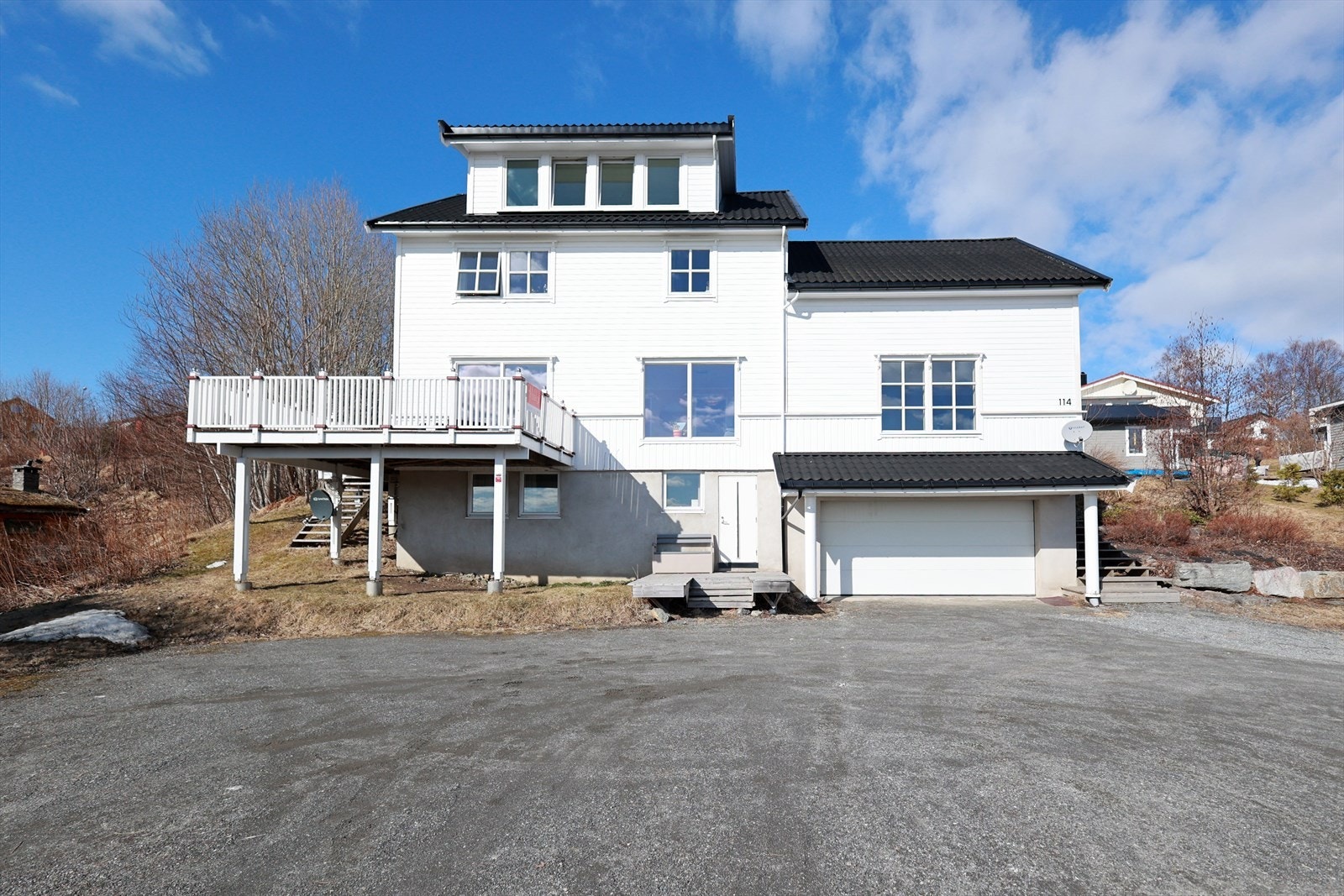 Den romslige eneboligen presenteres av Iselin Nilsen ved Aktiv Eiendomsmegling Mo i Rana. Galleribilde