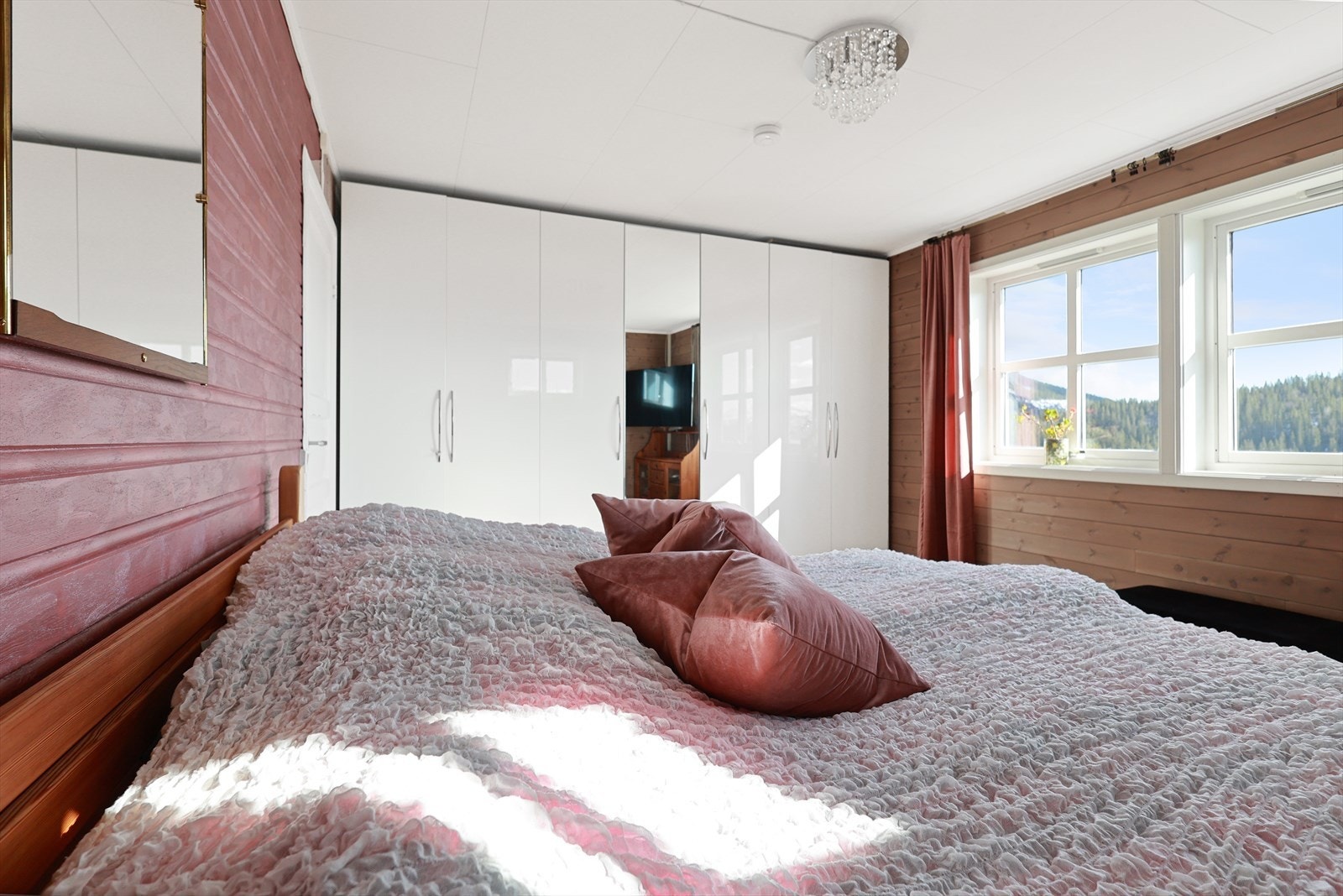 Rommet fikk nye overflater på vegger og gulv i 22. Her har du en praktisk og romslig garderobe. Galleribilde