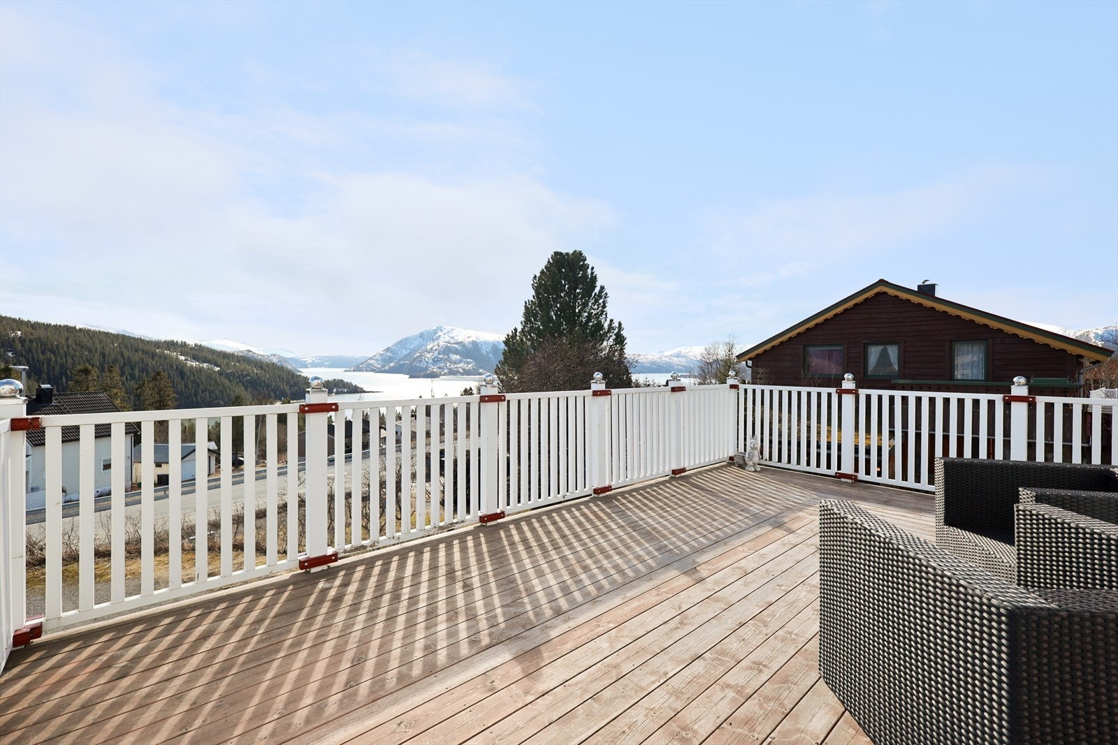 Sjekk den utsikten! Balkongen er ca. 40m2 og har rikelig plass for møblement. Galleribilde