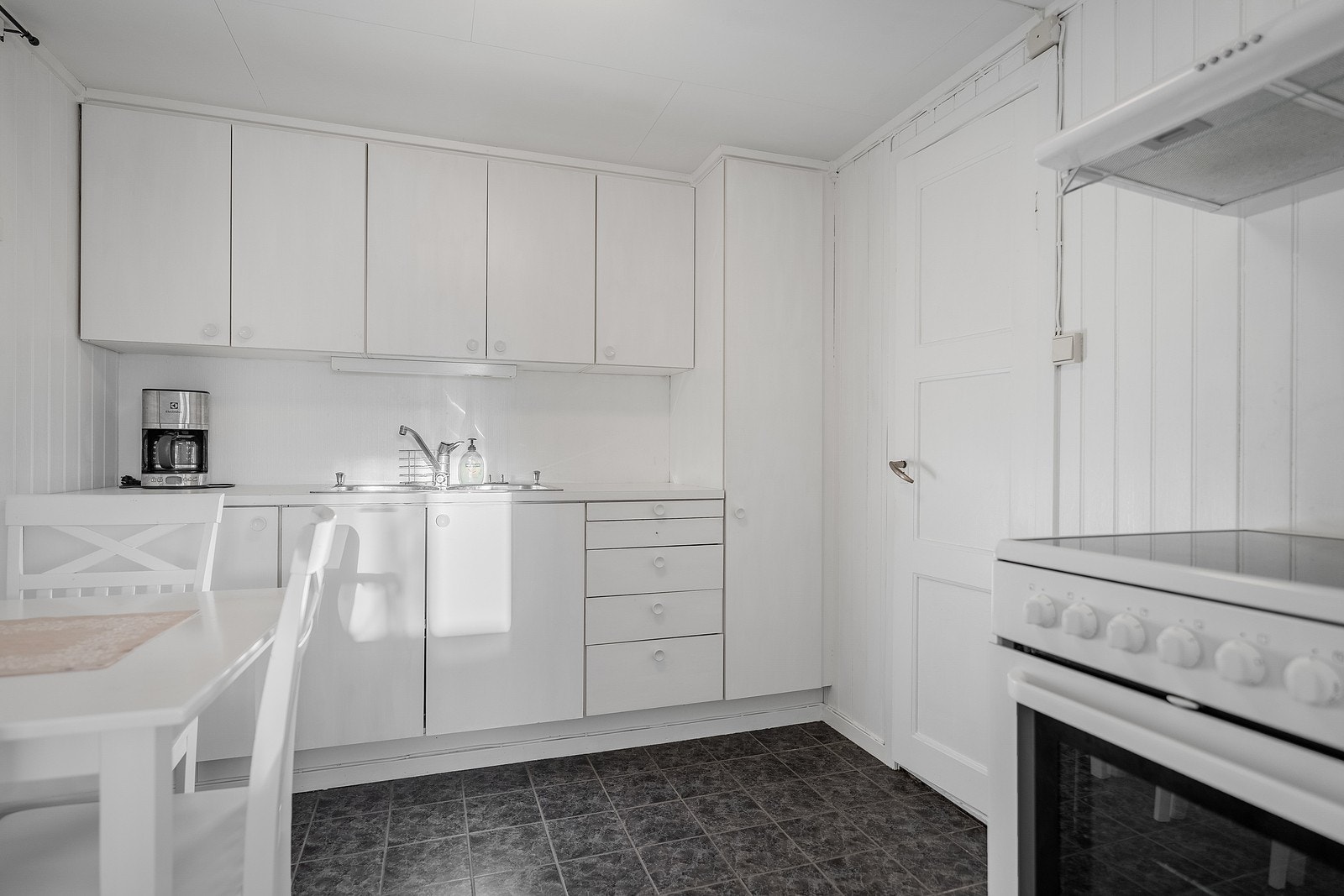 Kjøkken i sokkelleilighet. Galleribilde