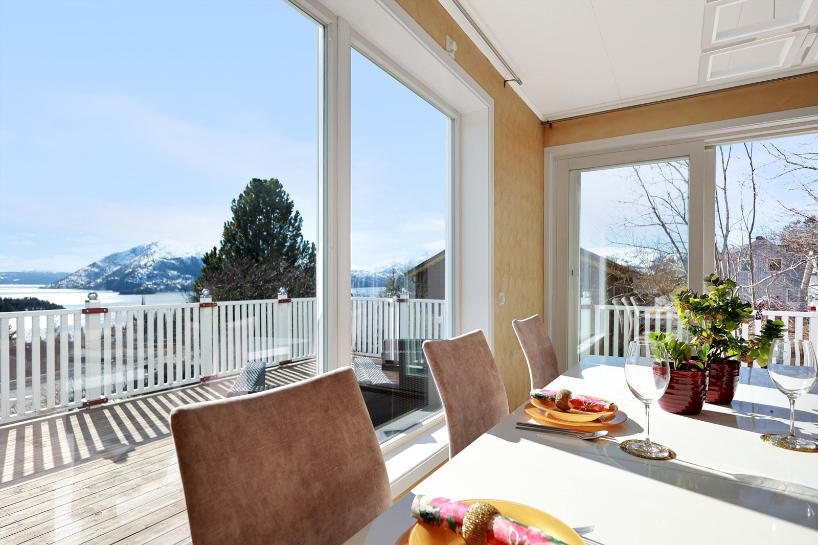 Fra spisestuen kan man nyte et bedre måltid og utsikten på samme tid. Galleribilde