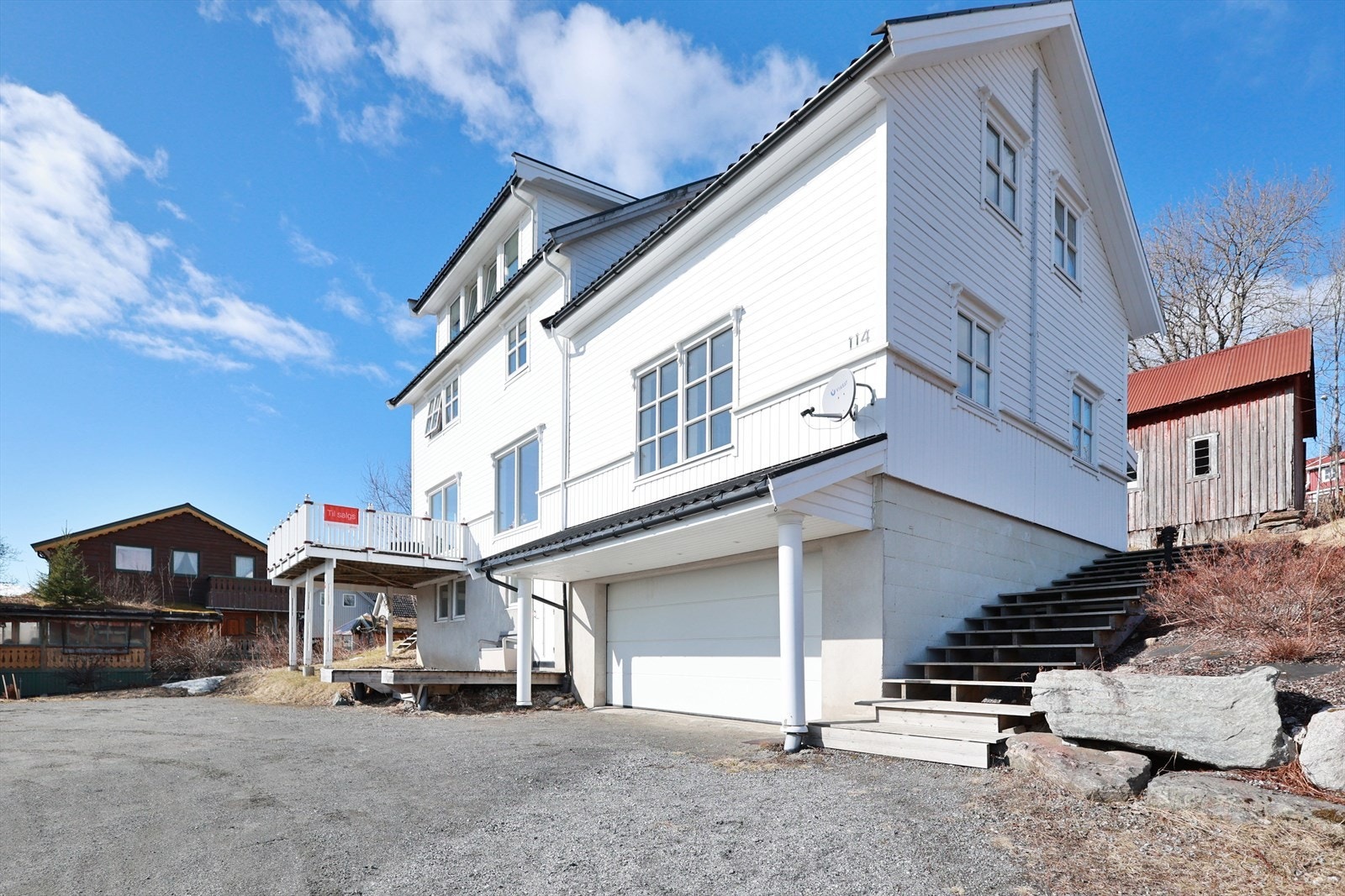 Her har du en stor dobbeltgarasje med elektrisk portåpner. Galleribilde