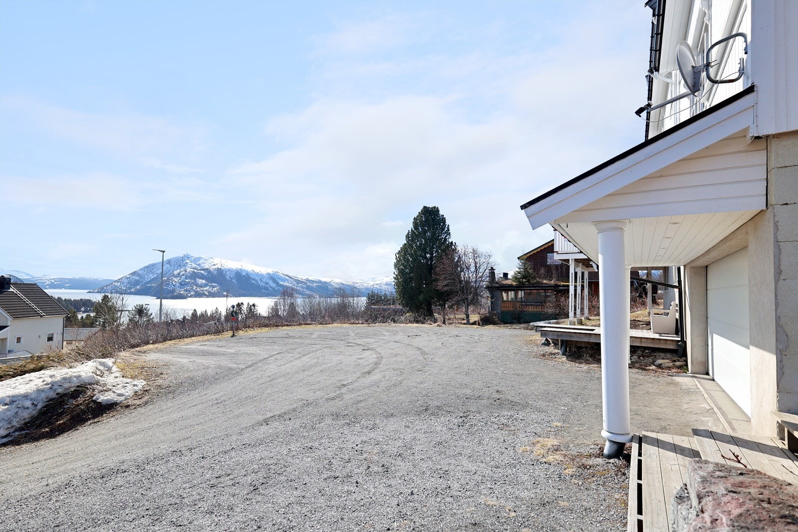 Kan det bli bedre med parkeringsplasser på en tomt? Her er det plass til mange biler, tilhenger, campingvogn, bobil m.m Galleribilde