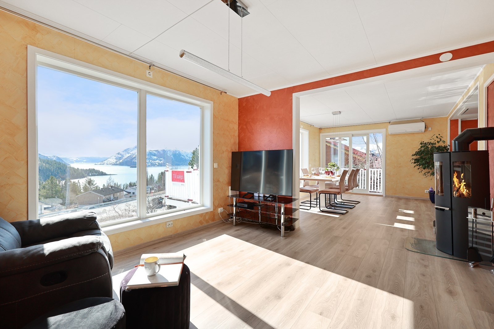 Hovedboligens 1. etasje inneholder entré, gang, bad, stue, spisestue og kjøkken. Galleribilde