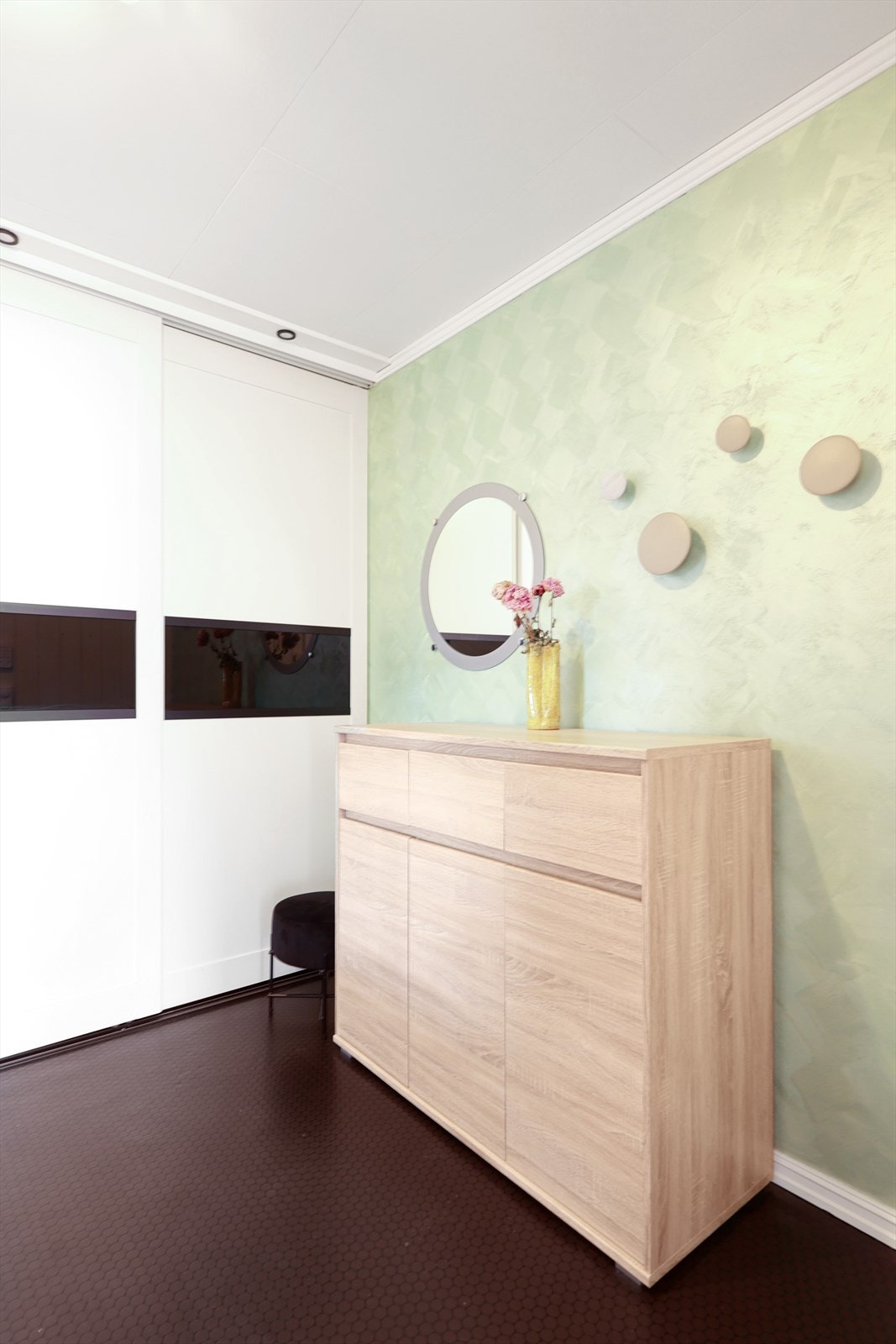 Her har du god plass til oppbevaring av yttertøy og skotøy. Galleribilde