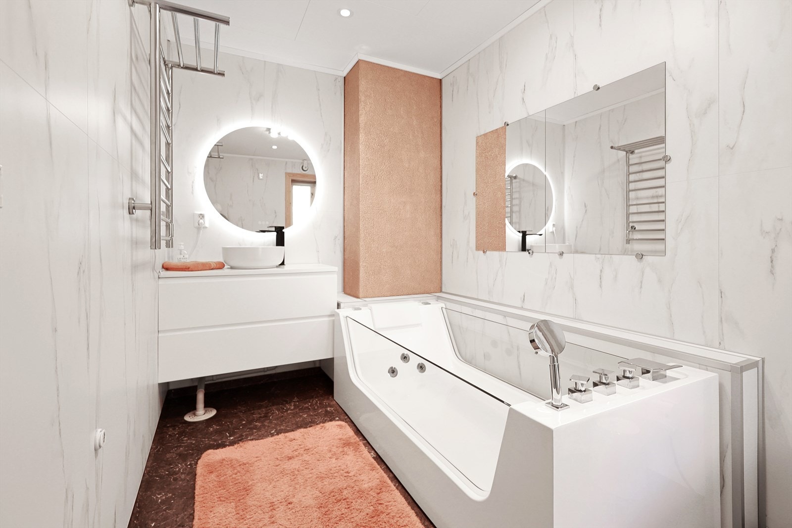 Badet er i tidsriktige farger, med helt nytt badekar. Galleribilde