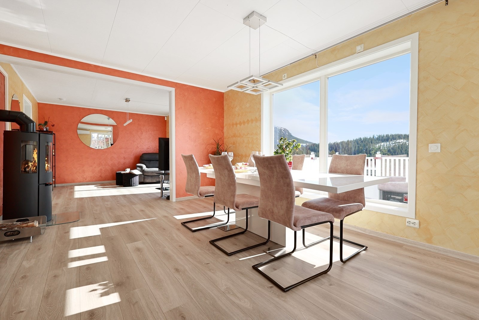 Spisestuen ligger like utenfor kjøkkenet. Her har du godt med lysinnslipp fra de store vindusflatene. Galleribilde