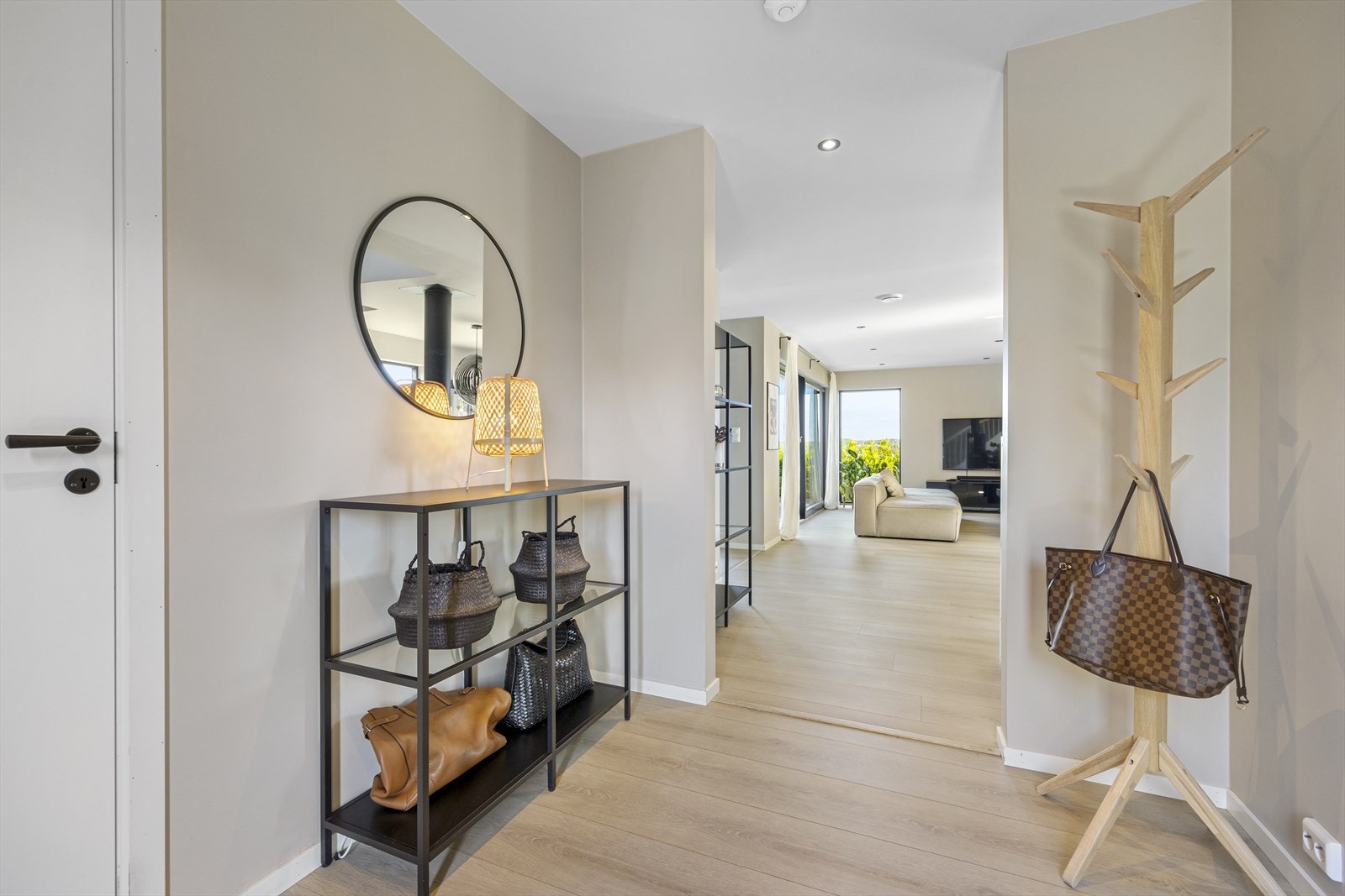 Fra gang ut til stue. Galleribilde