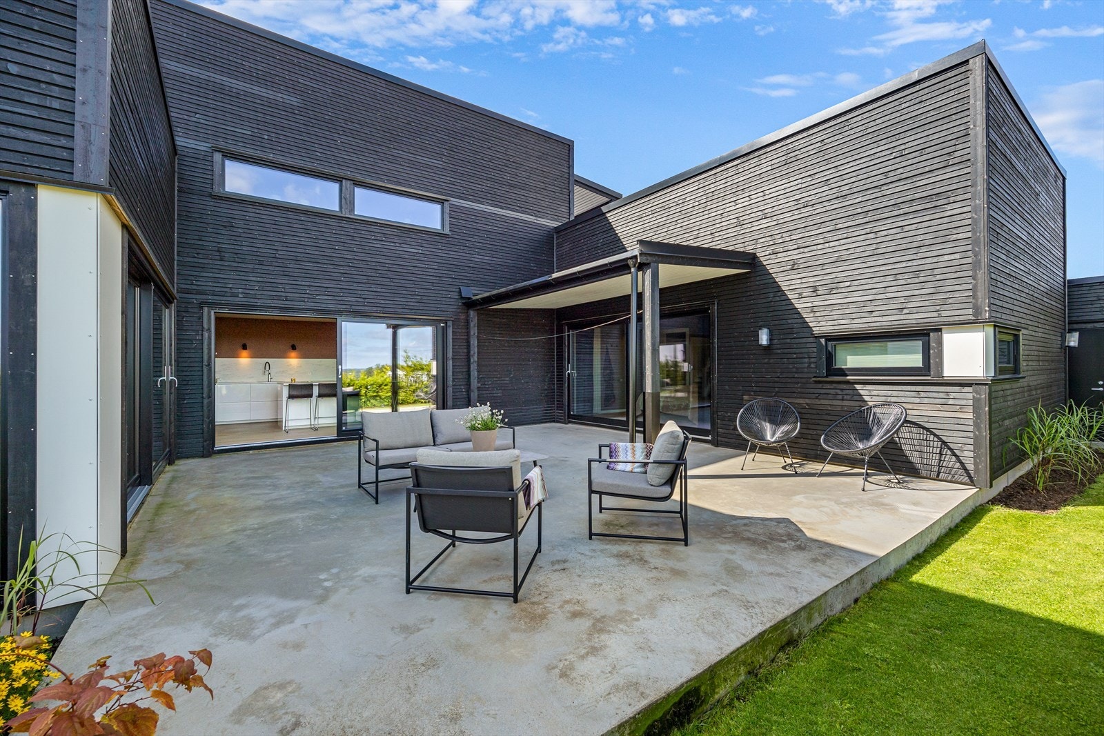 Terrassen er stor og har nydelige solforhold fra tidlig morgen. Galleribilde