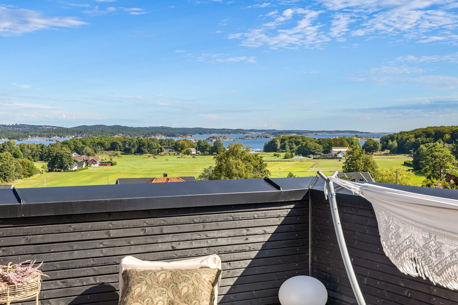 Flott sjøutsikt fra 1. og 2. etg. Dette er tatt fra en av takterrassene. Galleribilde