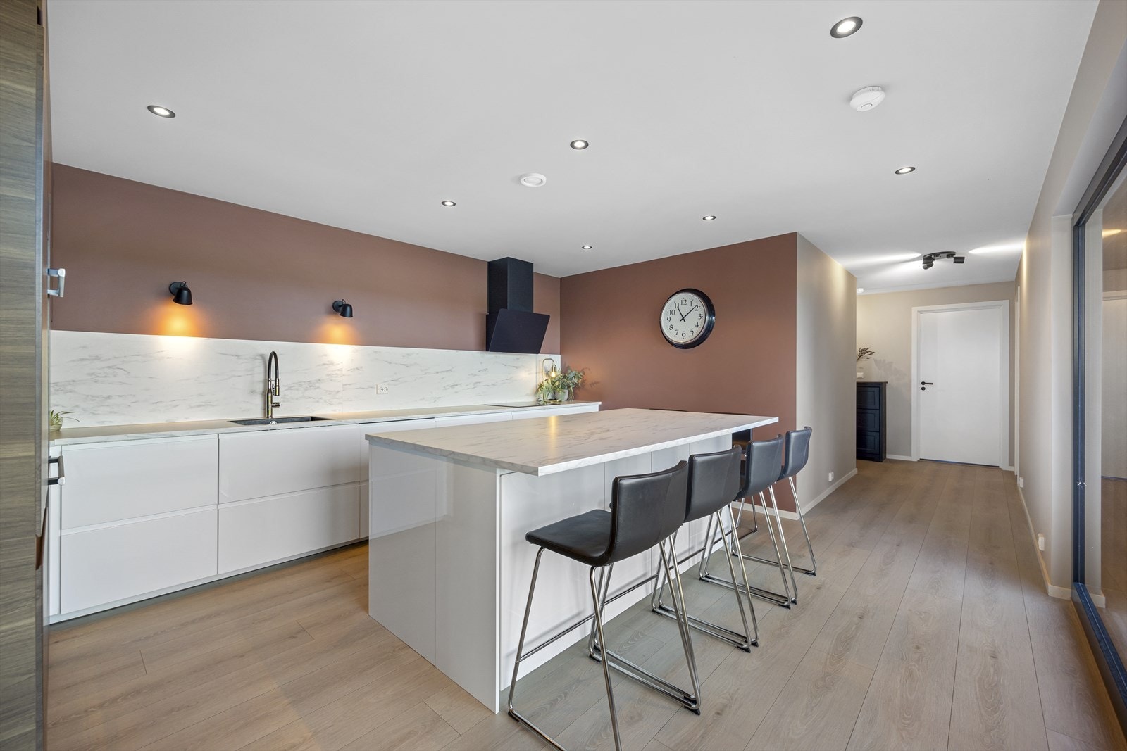 Kjøkken med kjøkkenøy og integrerte hvitevarer. Galleribilde