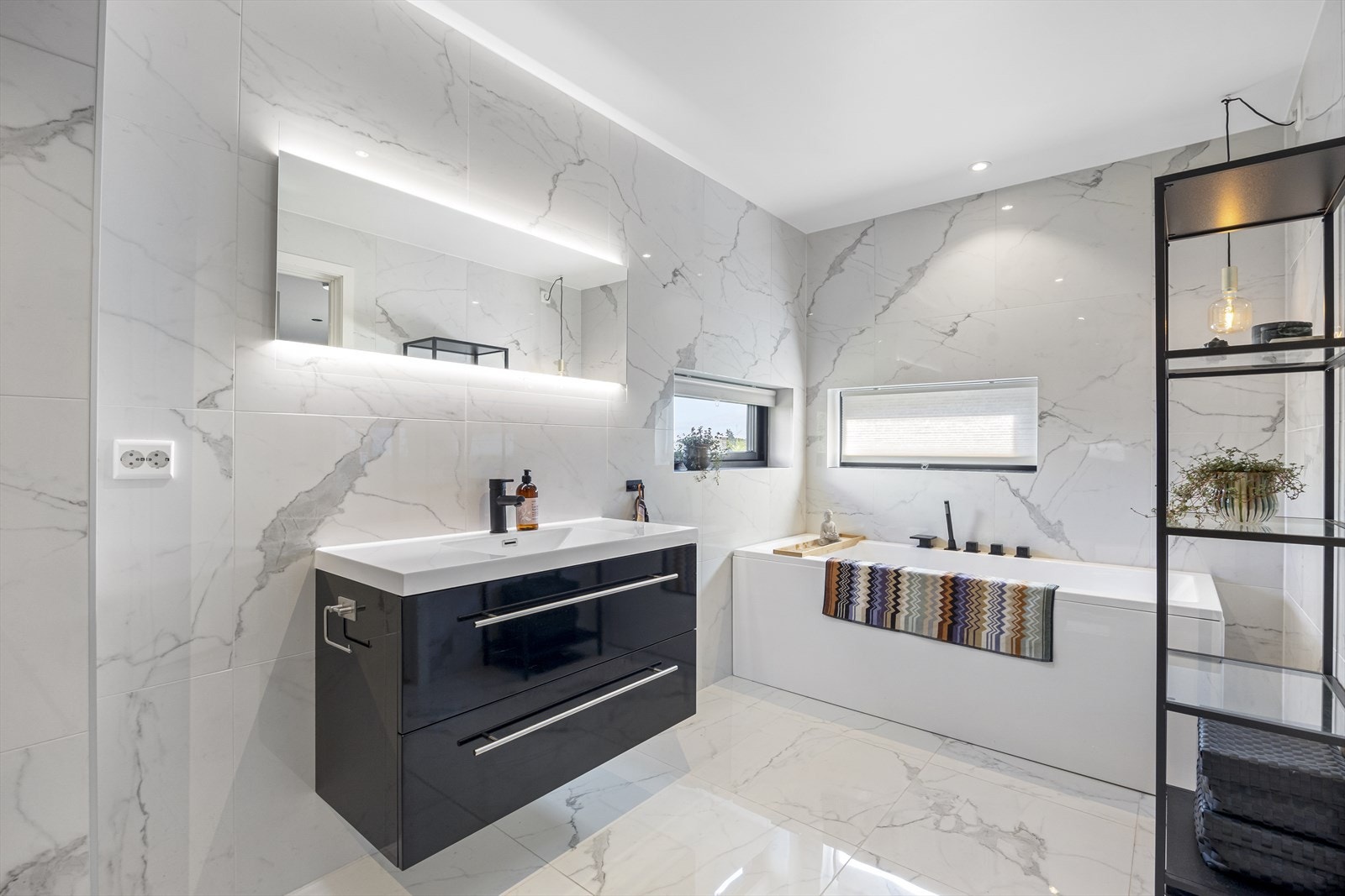 Privat bad til hovedsoverommet med badekar og dusj. Galleribilde