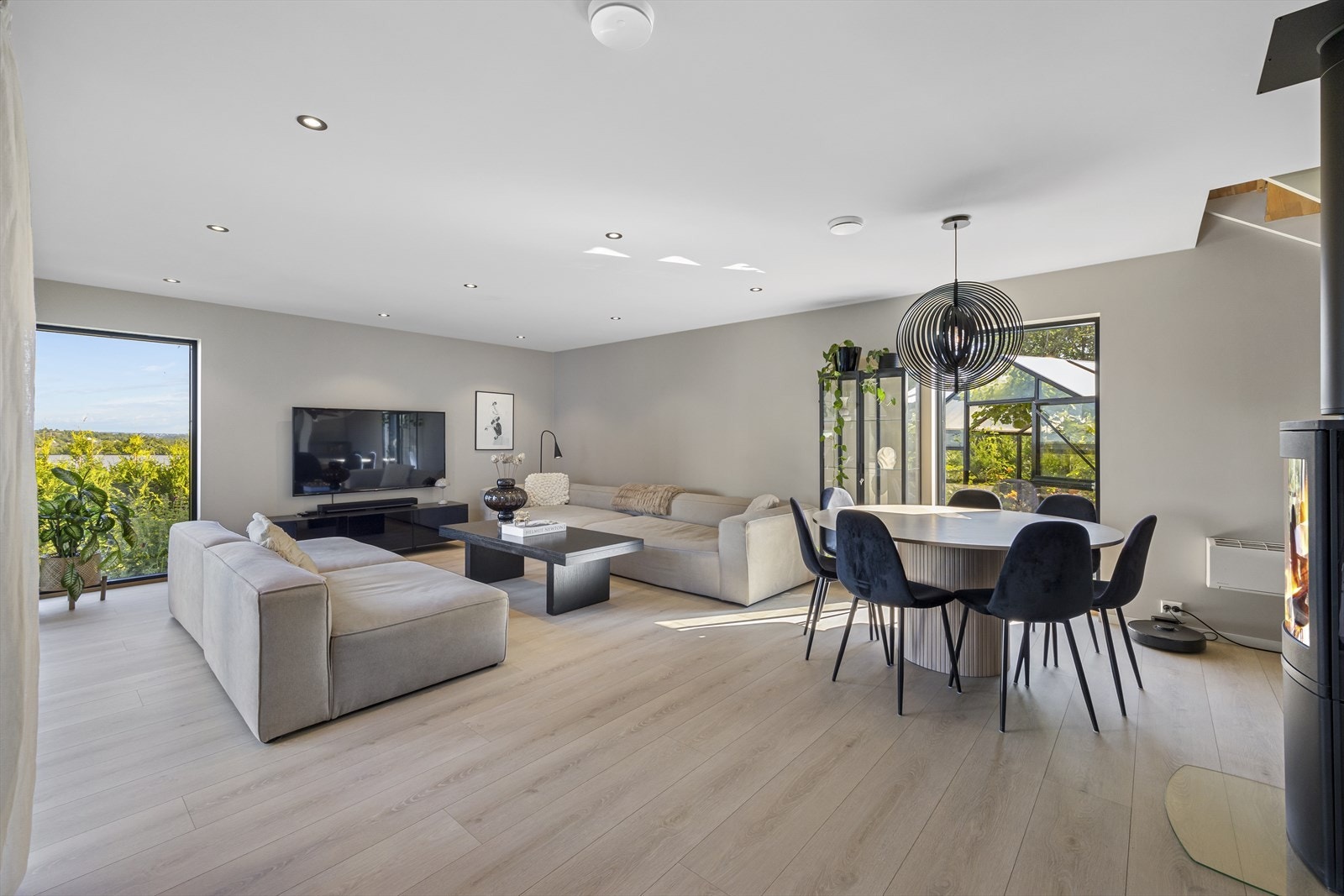 God plass til stort spisebord. Galleribilde