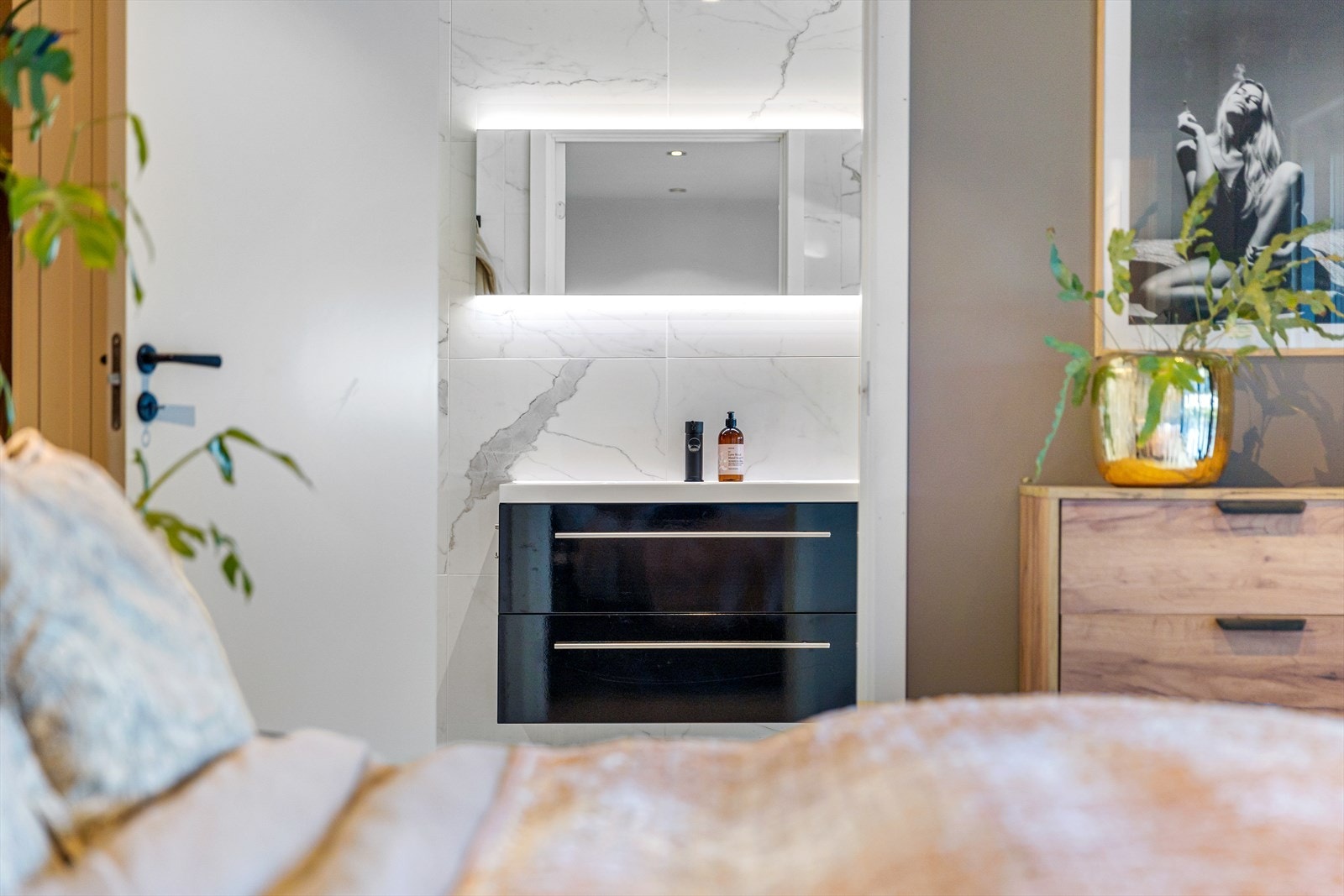 Hovedsoverom i 1. etg. med eget bad og stort walk in closet. Utgang også til terrasse fra denne siden av boligen. Galleribilde