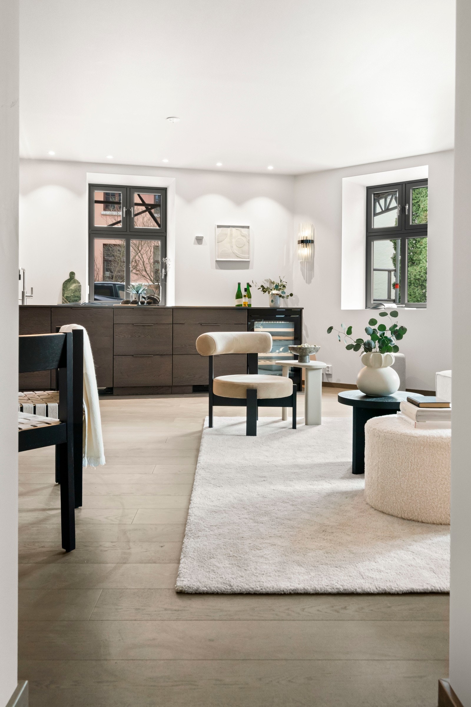 Delikate lysmalte, slette vegger og pen ny enstavsparkett fra Kährs. Galleribilde