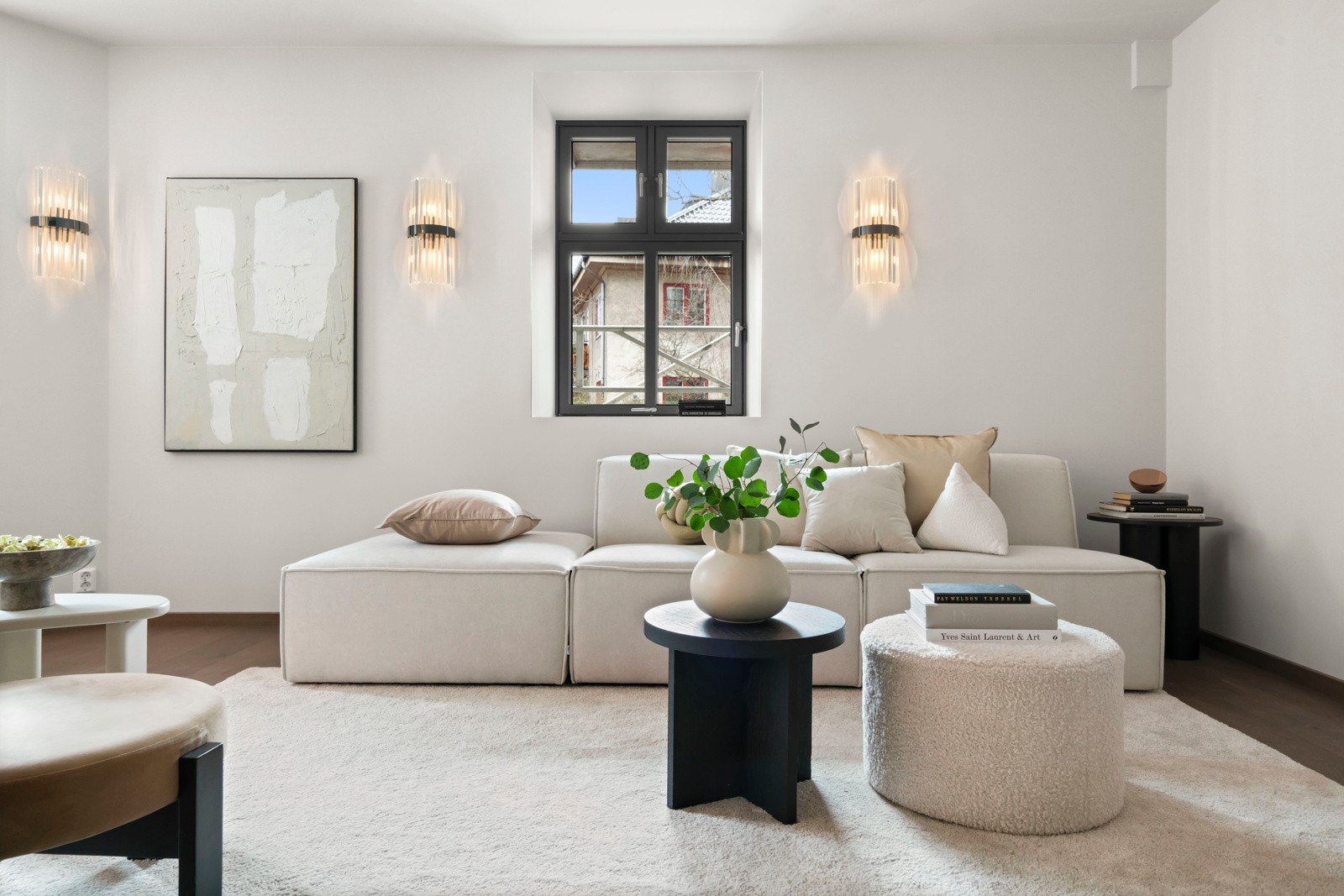 Lys og nydelig stue med luftig takhøyde og vinduer mot tre retninger. Åpen kjøkkenløsning og plass til både salong og spisegruppe. Luftig takhøyde, nye vinduer, vannbåren gulvvarme, balansert ventilasjon. Galleribilde