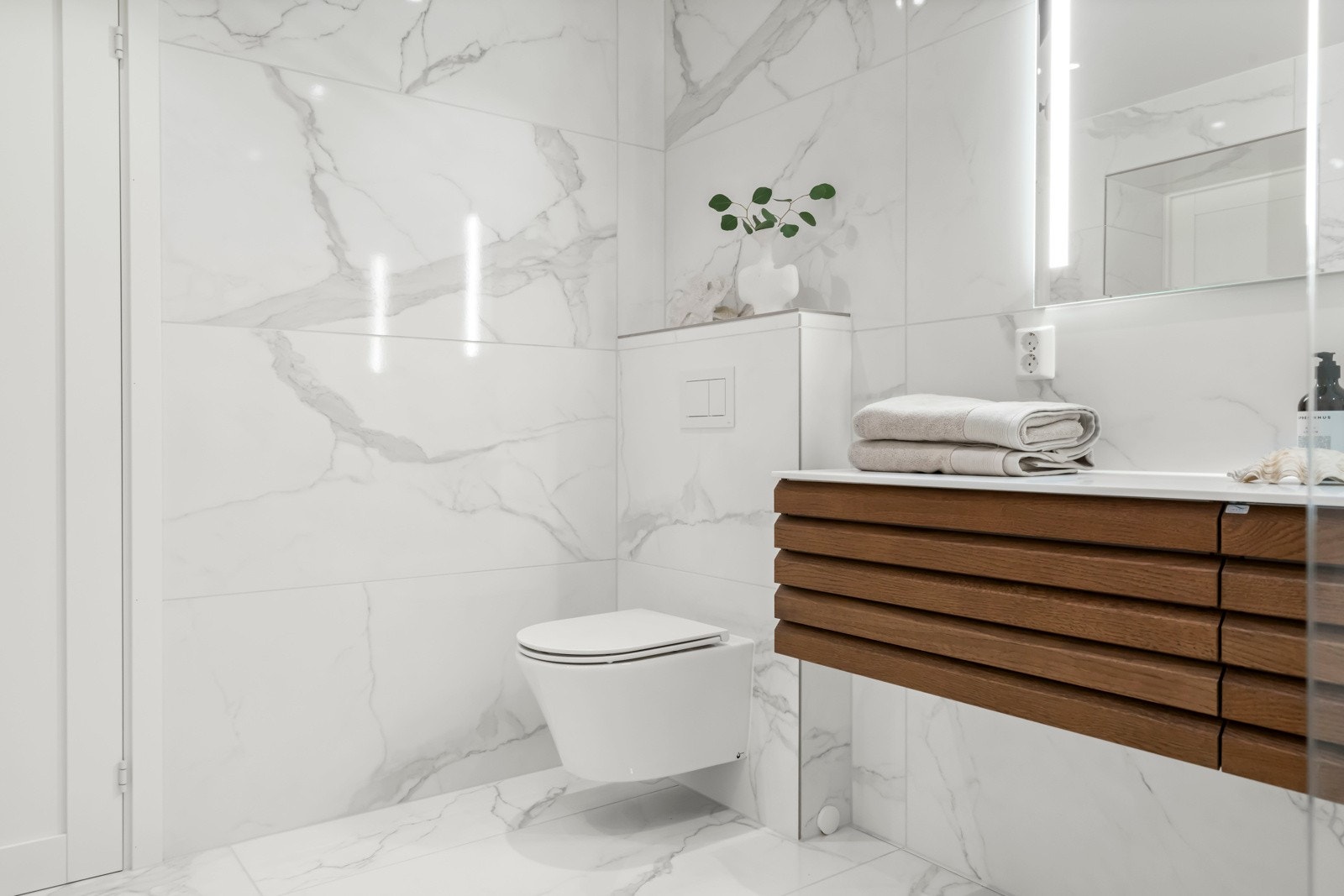 Badet har vegghengt toalett med skjult sisterne. Galleribilde