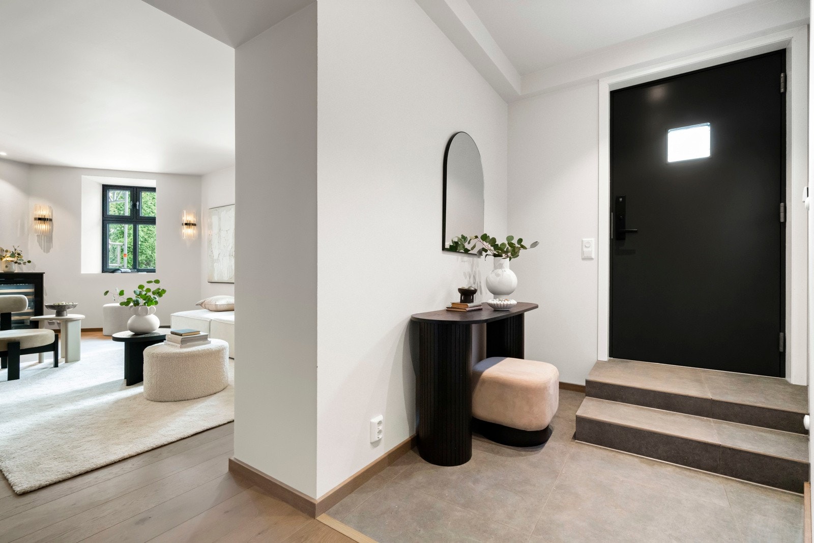 Boligen har egen inngang og postkasse utenfor inngangsdøren. Ny inngangsdør med kodelås. Entréen har egen nisje med plass til støvsuger (her er også sikringsskapet plassert - helt nytt). Det er plass til garderobe rett innenfor døren. Galleribilde