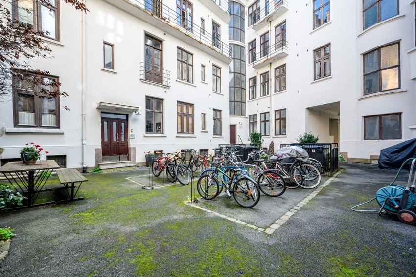 Hyggelig bakgård med sittegruppe og sykkelparkering. Galleribilde