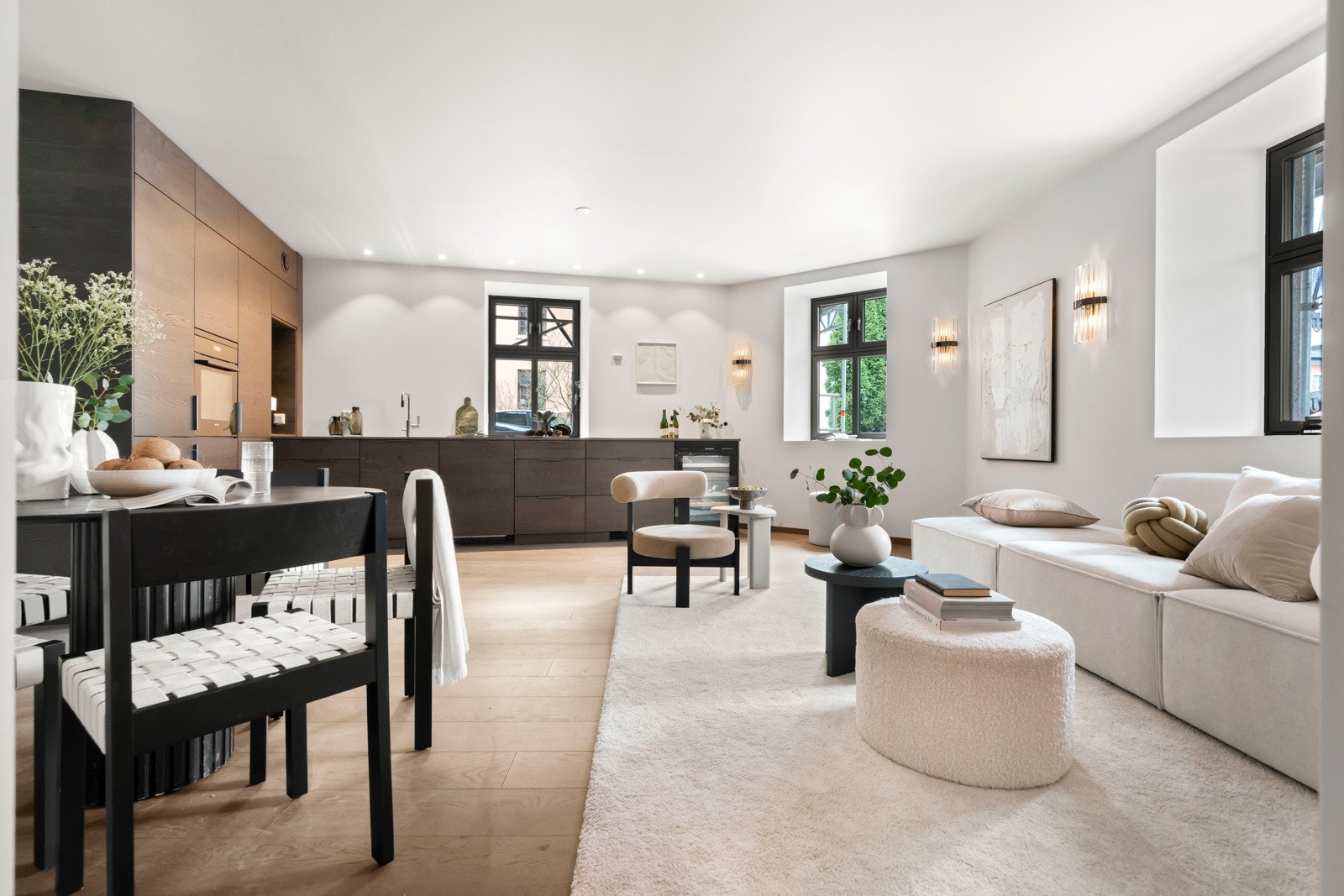 Boligen har luftig takhøyde og mye naturlig lys. Lekker enstavs lamellparkett på gulvene. Galleribilde