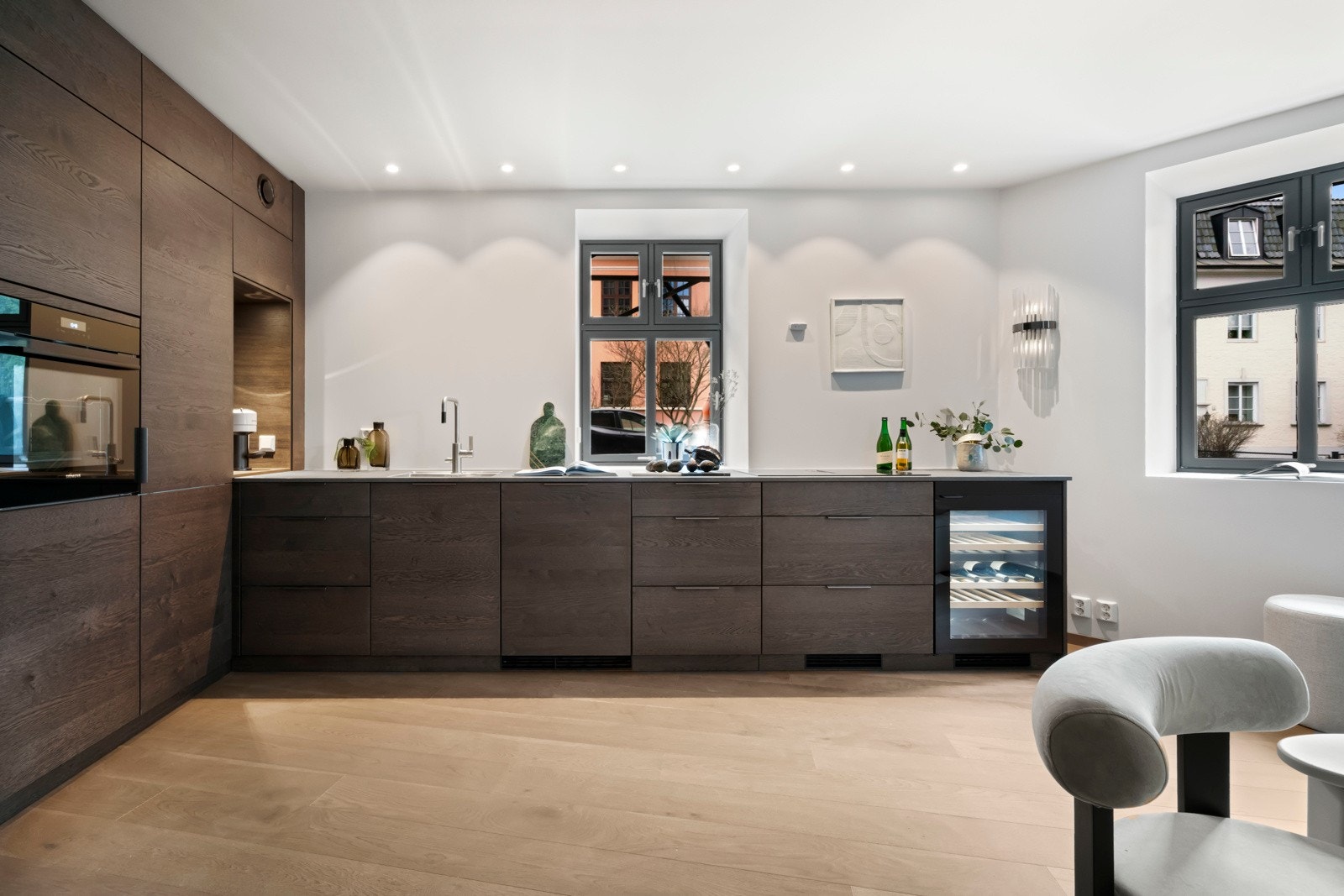 Nytt kjøkken fra Kvik med god skap- og benkeplass. Tilrettelagt for kaffemaskin eller annet utstyr i egen nisje. Integrert i innredningen er kombiskap fra Hisens, ovn, induksjonstopp med ventilator og oppvaskmaskin fra Siemens, vinskap fra Witt. Galleribilde