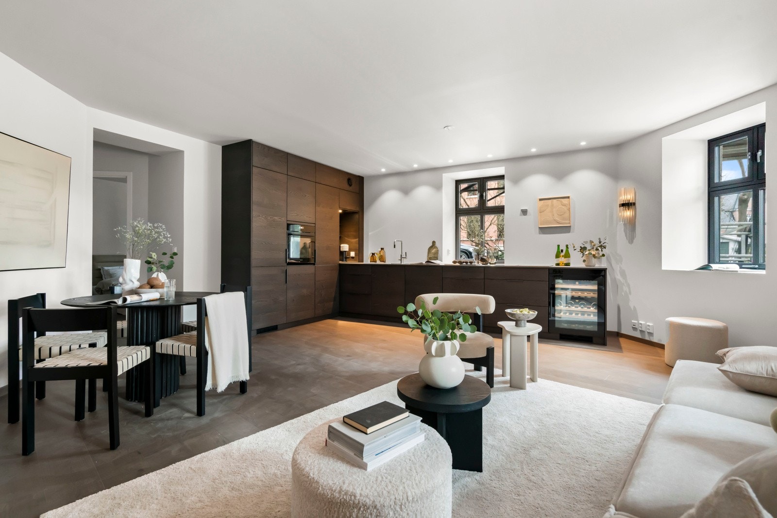 Stue med åpen og sosial kjøkkenløsning. Galleribilde