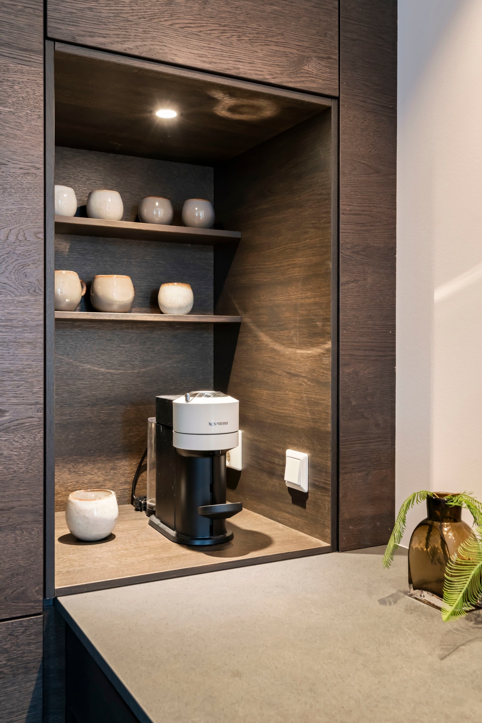 Det er tilrettelagt for kaffemaskin eller annet utstyr i egen nisje ved kjøkkenskapene. Galleribilde