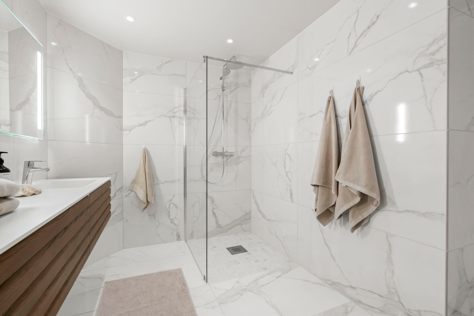 I tilknytning til hovedsoverommet er det et stort, delikat oppusset bad med egen vaskerom. Elektriske varmekabler i gulv, samt balansert ventilasjon med avtrekk via ventil i himling. Galleribilde