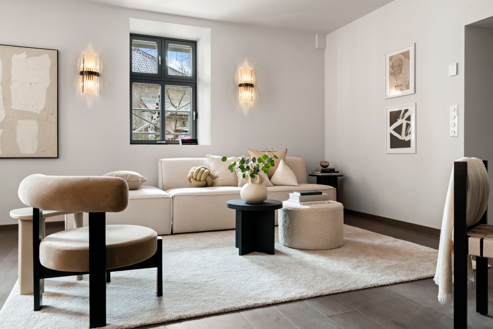 Stue-kjøkkenrommet har god plass til en romslig sofagruppe og spisestue. Rommet er ca 32 kvm og har vinduer mot tre sider. Galleribilde