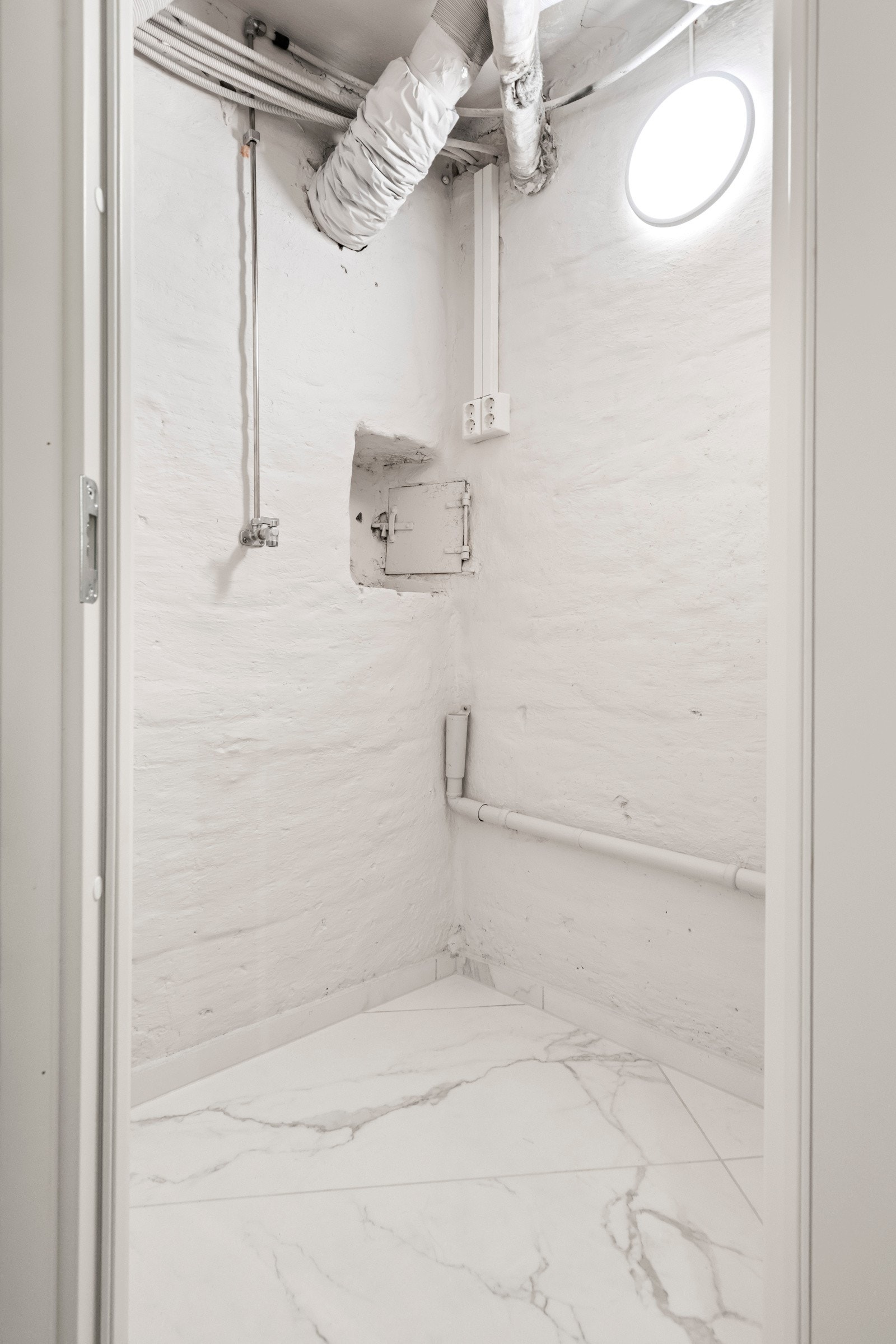 Eget rom til vaskemaskin og tørketrommel innen for hovedbadet. Galleribilde