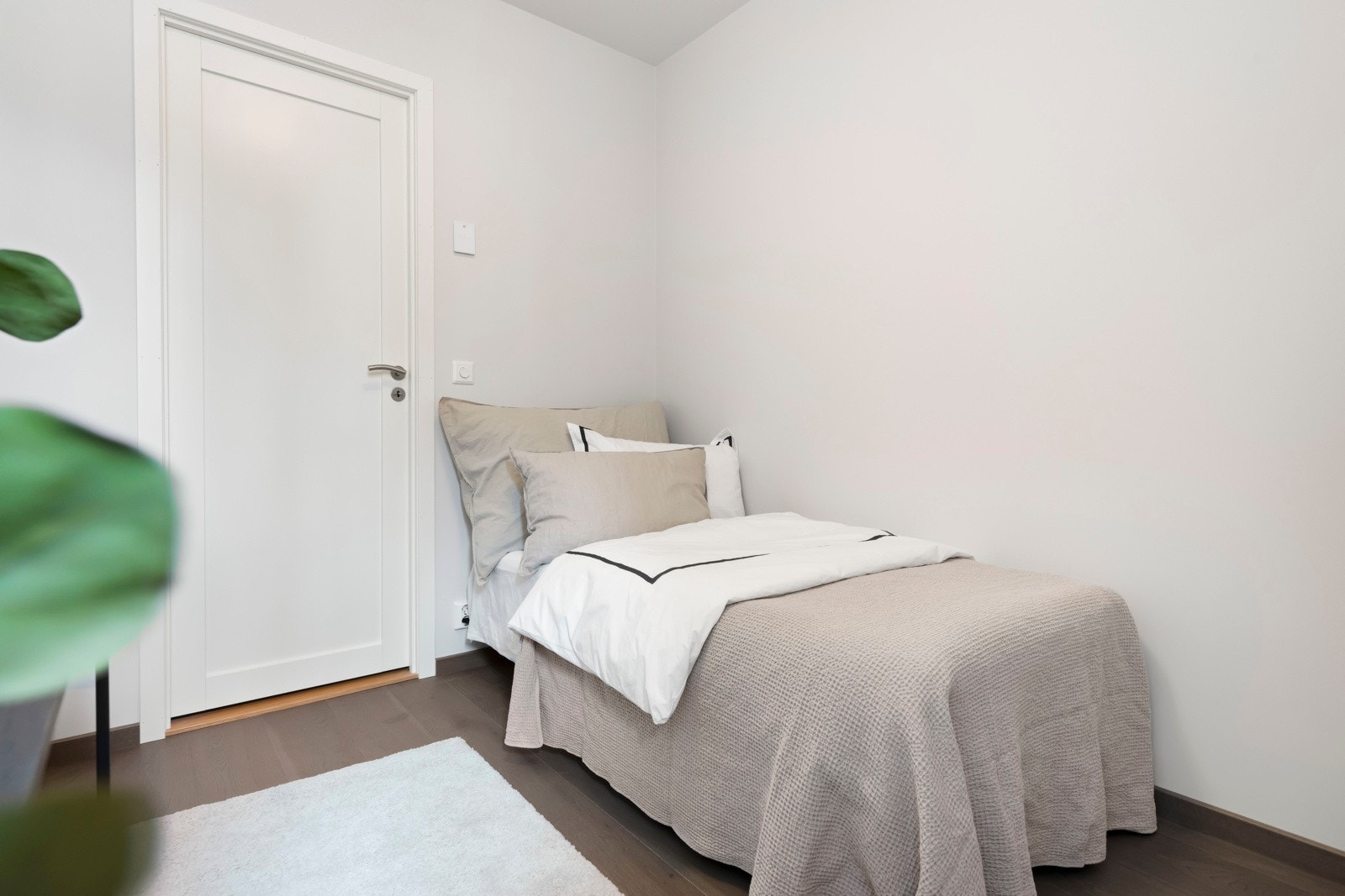 Soverom 2 har plass til enkeltseng, kommode og skrivebord. Galleribilde