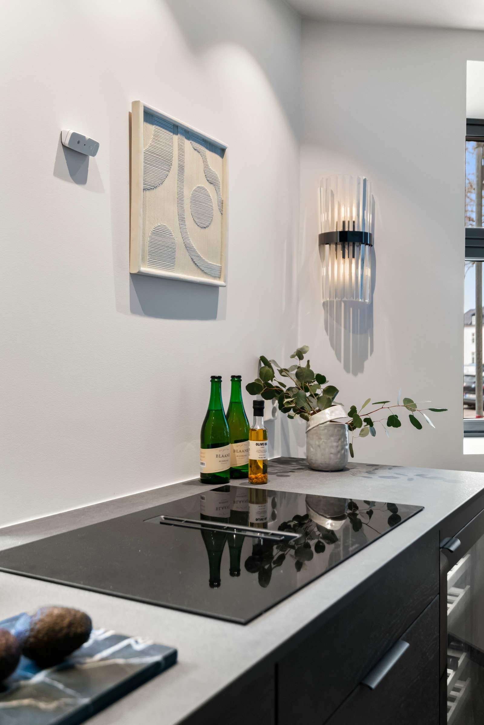 Induksjonsplatetopp med nedfelt kullfilterventilasjon. Galleribilde