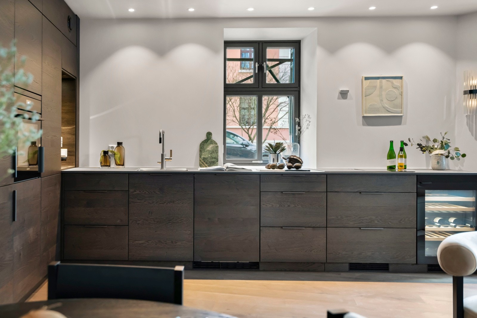 Downlights i himling for god belysning over kjøkkenbenken. Galleribilde