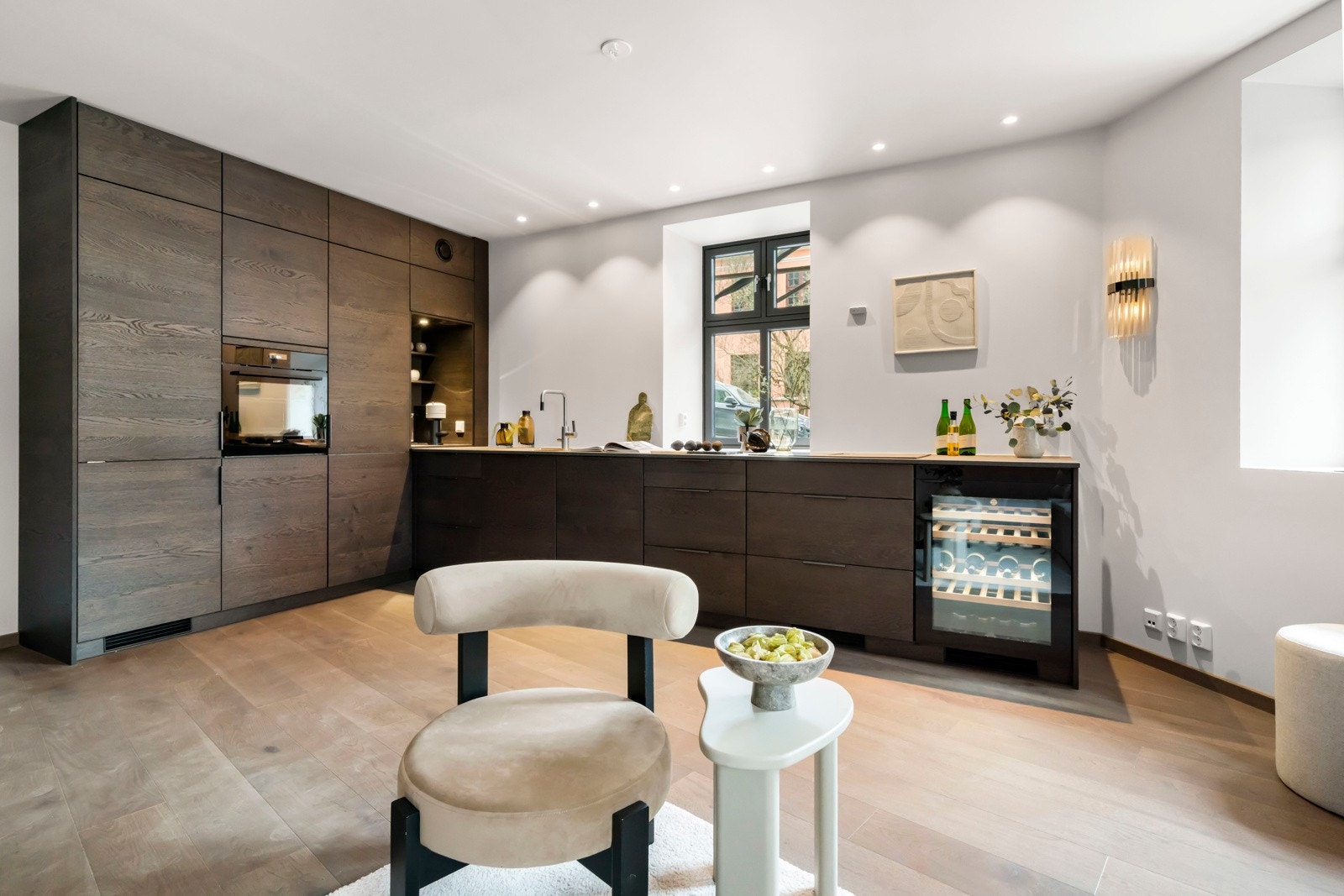 Integrert i kjøkkeninnredningen er kombiskap fra Hisens (kan konverteres mellom kjøl og frys), komfyr fra Siemens, induksjonstopp med ventilator fra Siemens, oppvaskmaskin fra Siemens og vinskap fra Witt. Galleribilde