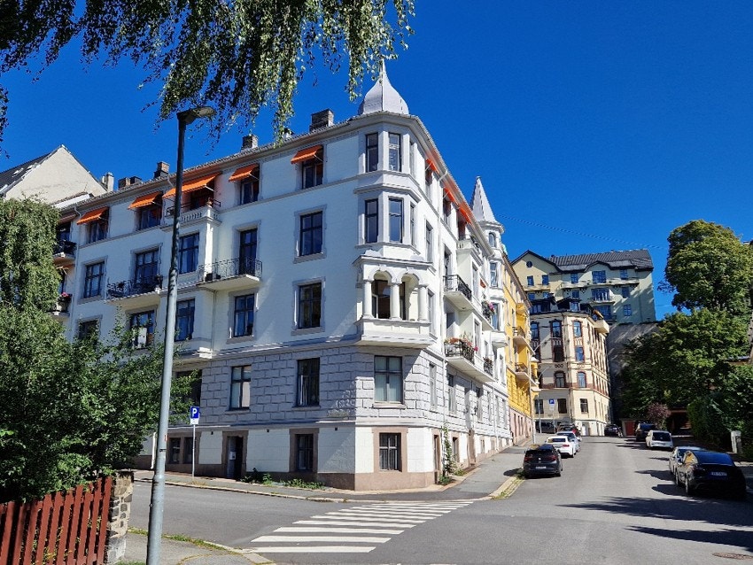 Sommerbilde fasade (før omlegging av yttertak og nye vinduer/utgangsdør er satt inn i leiligheten) Galleribilde