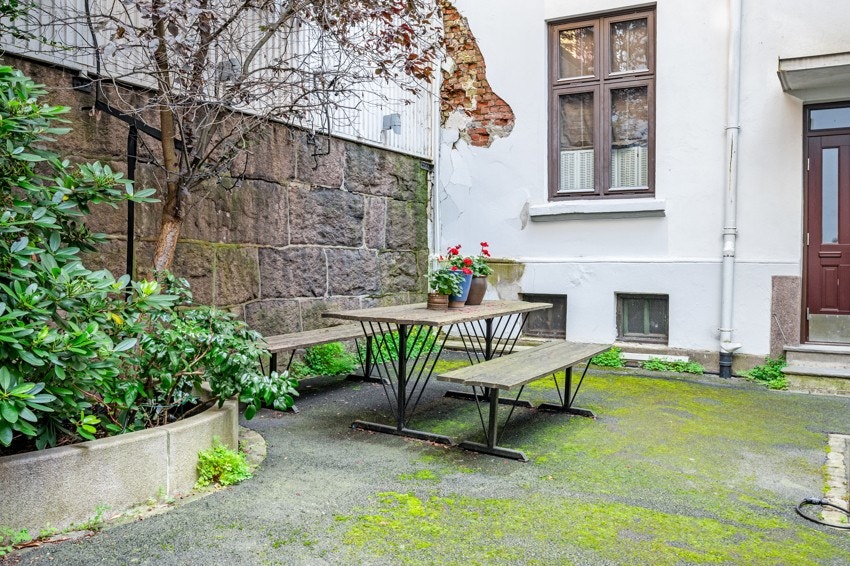 Et veldrevet aksjelag på Frogner, bestående av 24 leiligheter. Det legges nytt yttertak på gården i april/mai. Galleribilde