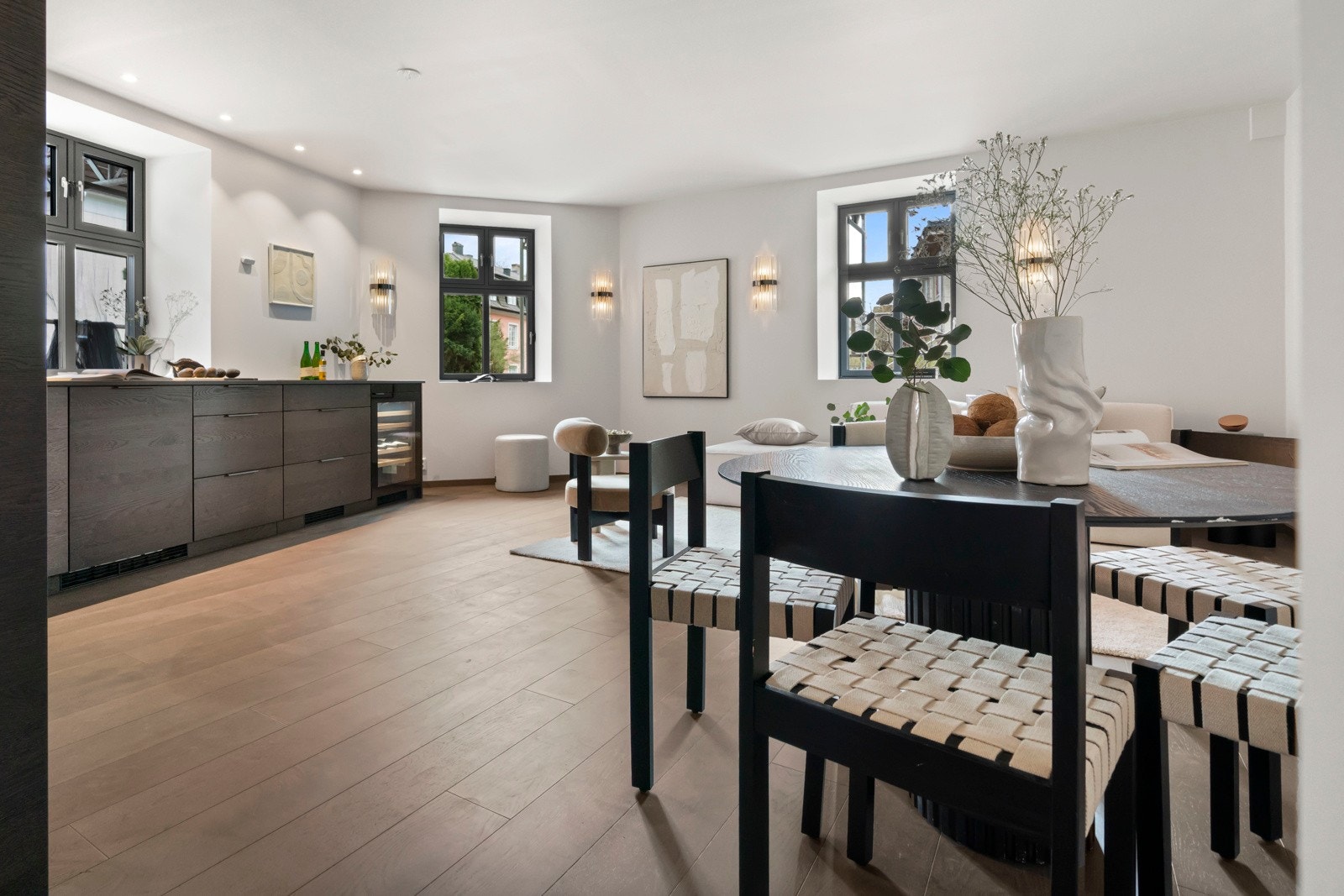 Leiligheten har nye vinduer, etterisolerte vegger, isolerte gulv og himlinger. Galleribilde